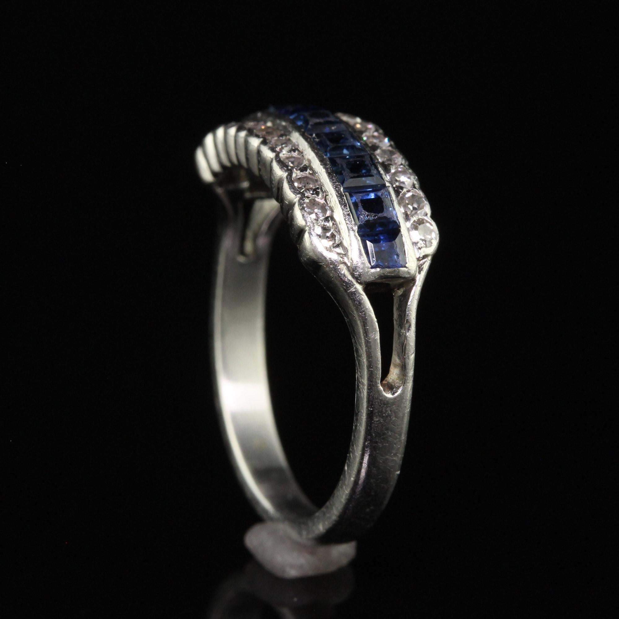 Antiker Art Deco Platin-Ring mit dreireihigen Diamanten im Einzelschliff und Saphiren Damen im Angebot