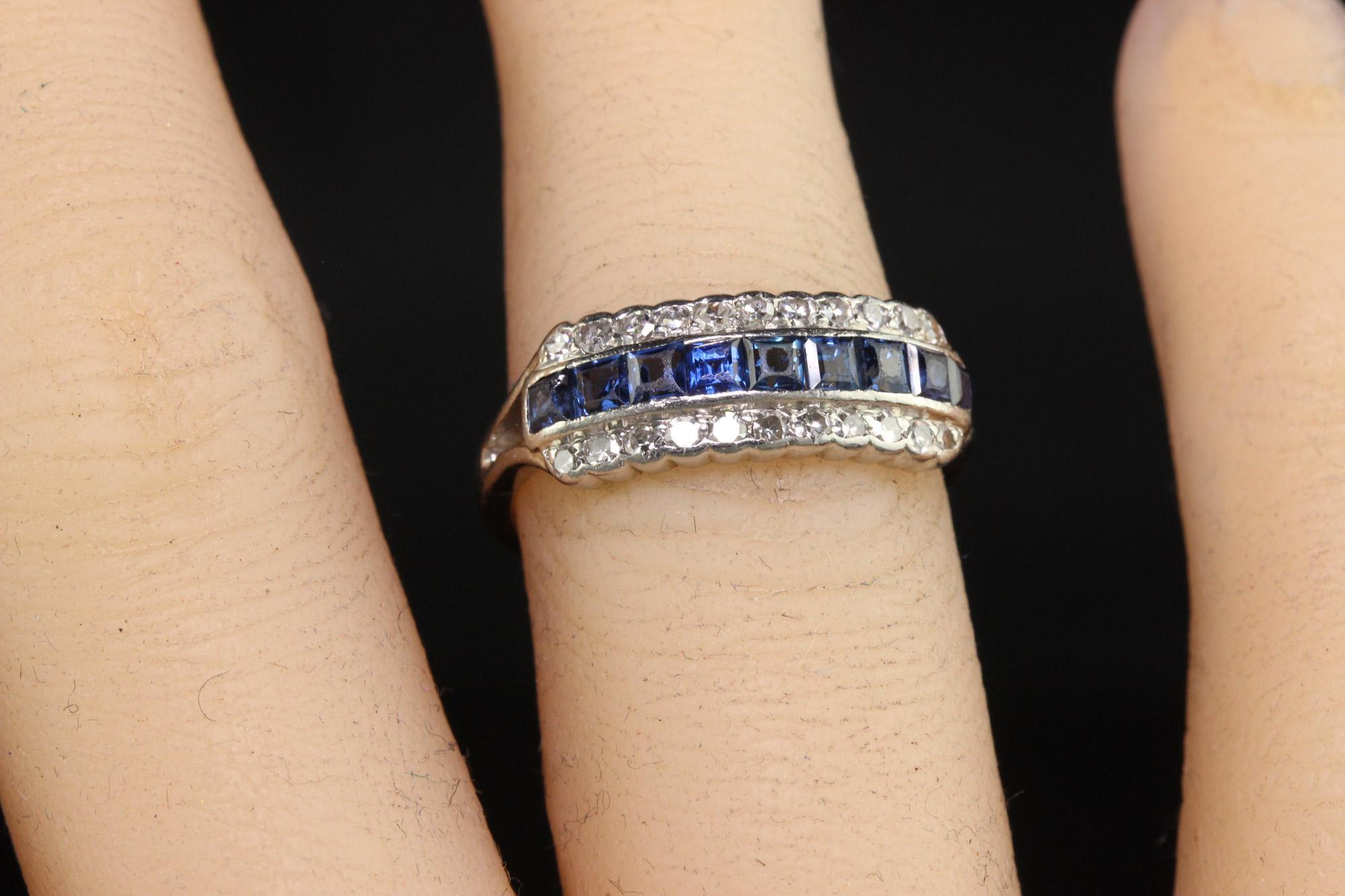 Antiker Art Deco Platin-Ring mit dreireihigen Diamanten im Einzelschliff und Saphiren im Angebot 1