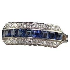 Antiker Art Deco Platin-Ring mit dreireihigen Diamanten im Einzelschliff und Saphiren