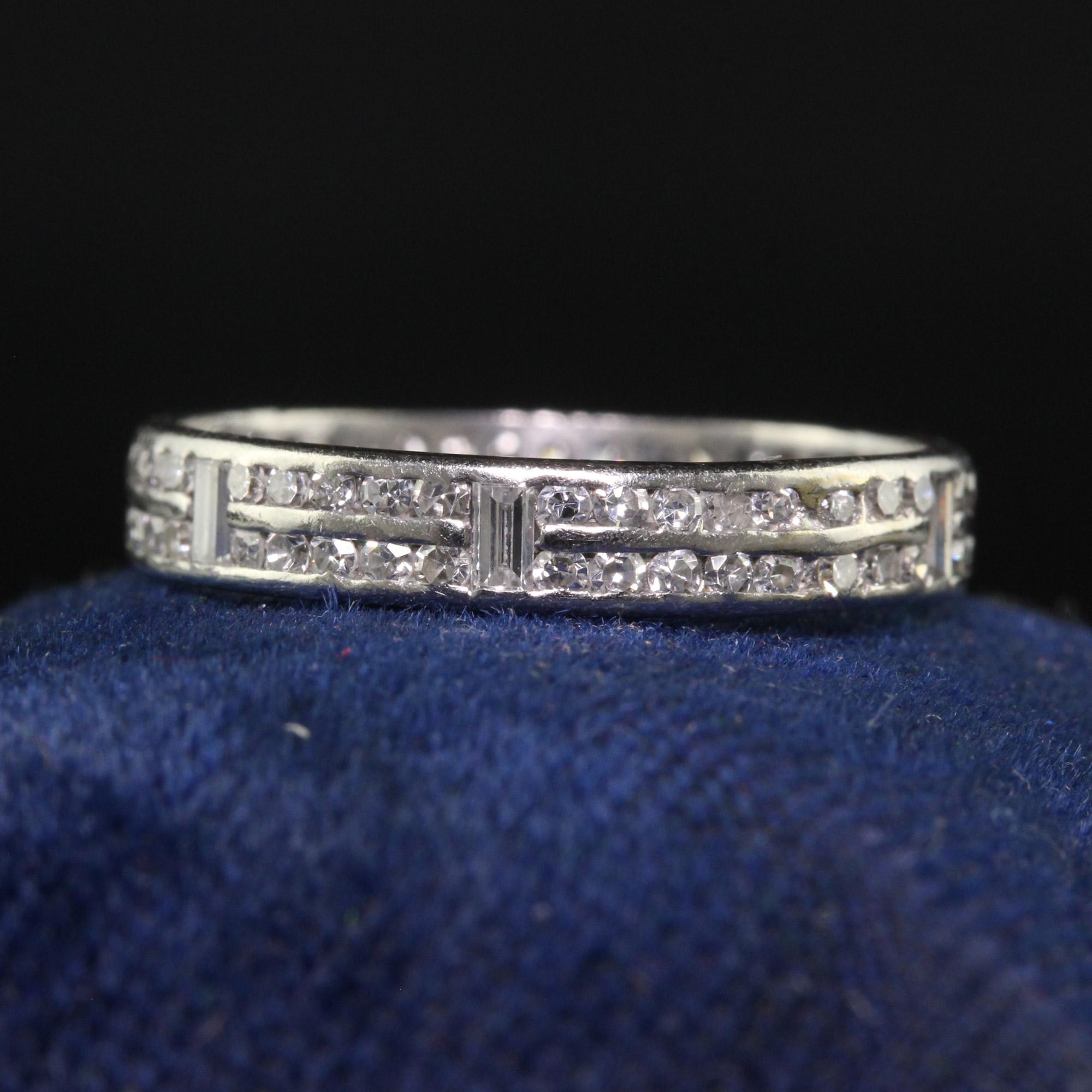 Magnifique bracelet d'éternité en platine avec un diamant baguette taille unique - Taille 5 1/2. Ce magnifique bracelet d'éternité est fabriqué en platine. La bague présente des diamants de taille unique et des baguettes en alternance. La bague est