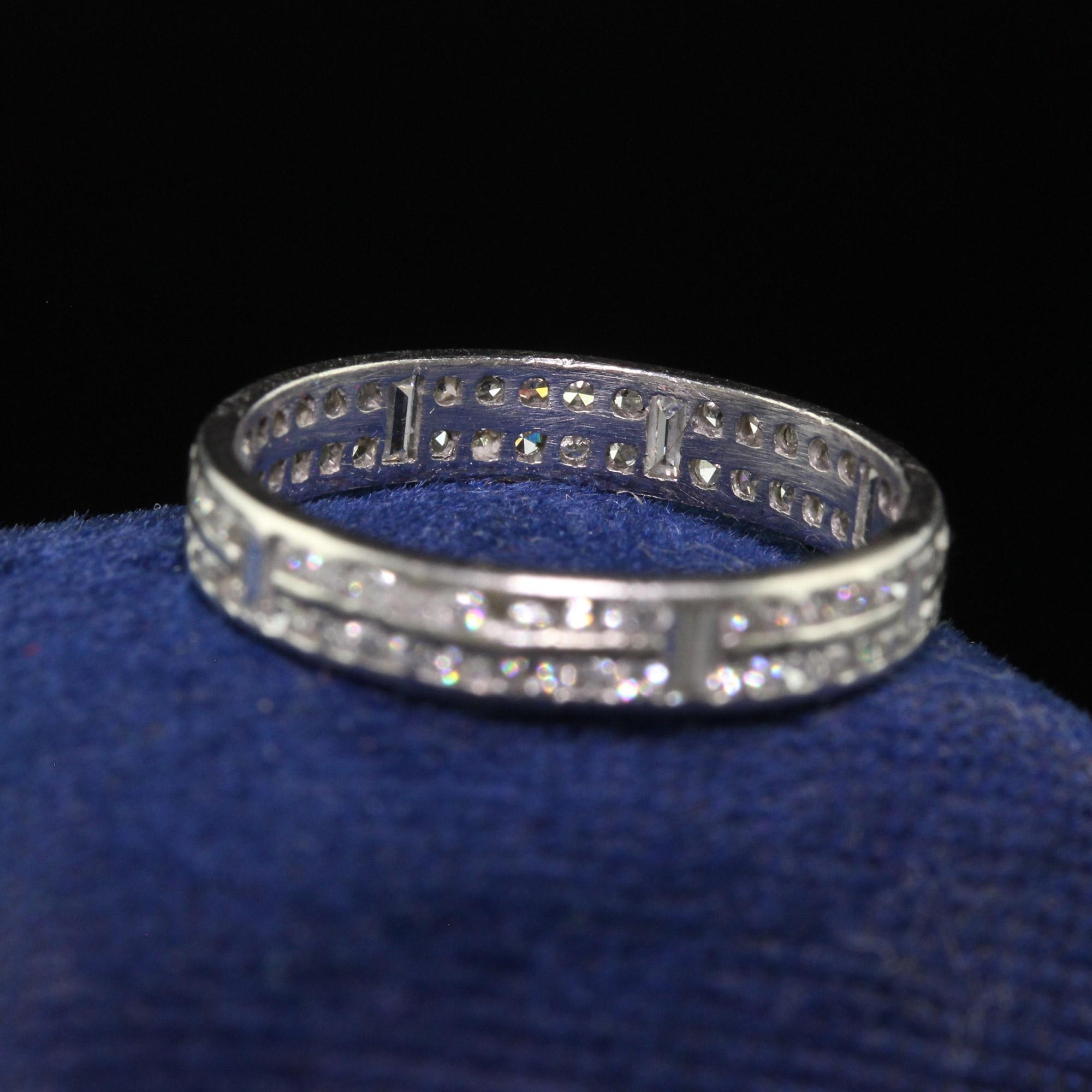 Anneau d'éternité Art déco ancien en platine avec diamants baguettes taille unique - Taille 5 1/2 Bon état - En vente à Great Neck, NY