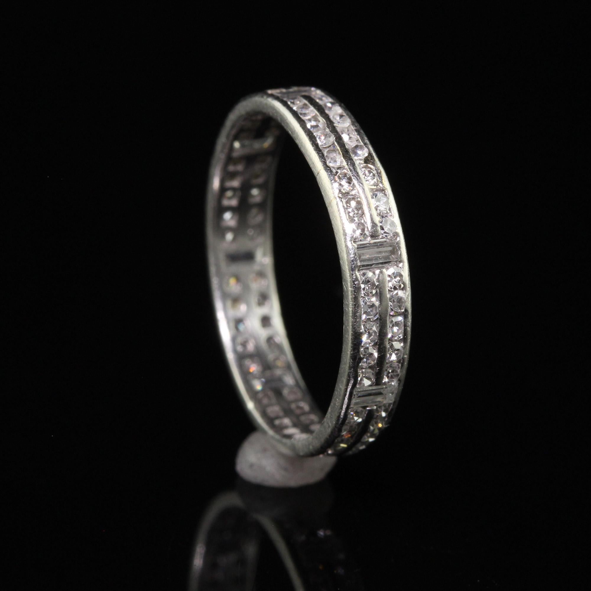 Anneau d'éternité Art déco ancien en platine avec diamants baguettes taille unique - Taille 5 1/2 en vente 1