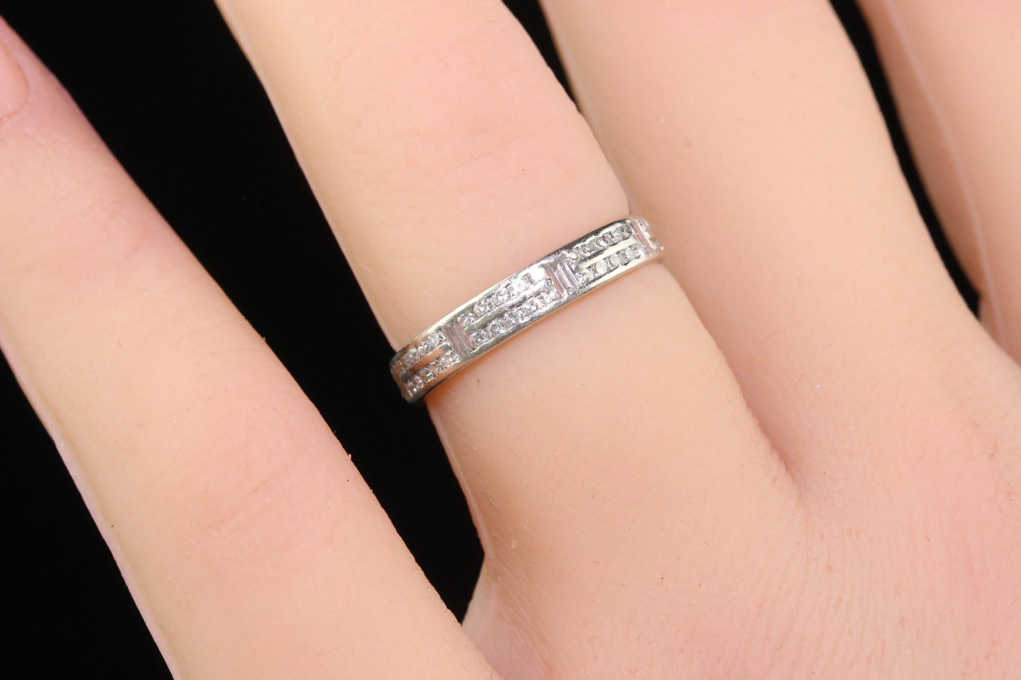 Anneau d'éternité Art déco ancien en platine avec diamants baguettes taille unique - Taille 5 1/2 en vente 2