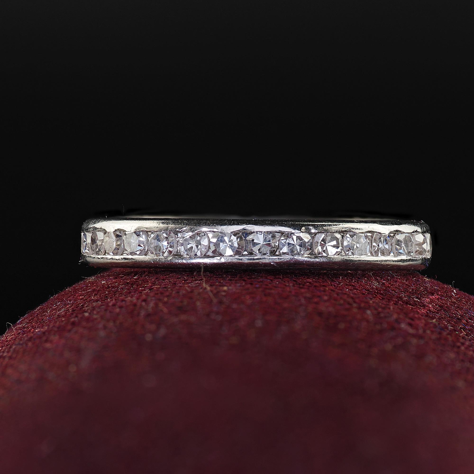Bellissima fascia classica per l'eternità in platino Art Deco con diamante a taglio singolo - Misura 6. Questa splendida fascia classica Art Deco con diamante per l'eternità è realizzata in platino. L'anello presenta bellissimi diamanti a taglio