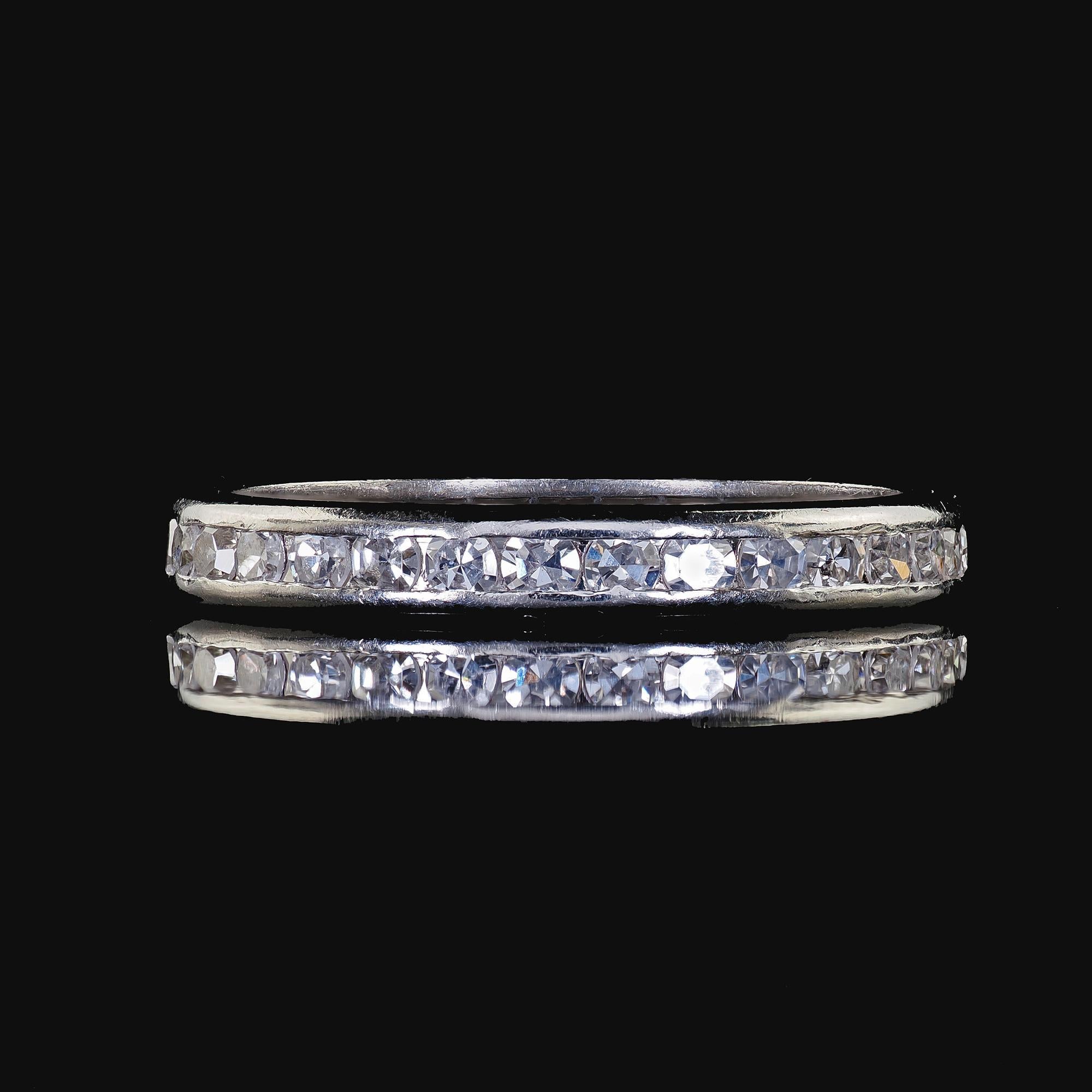Taglio singolo Fascia classica per l'eternità in platino con diamante a taglio singolo - Misura 6 in vendita