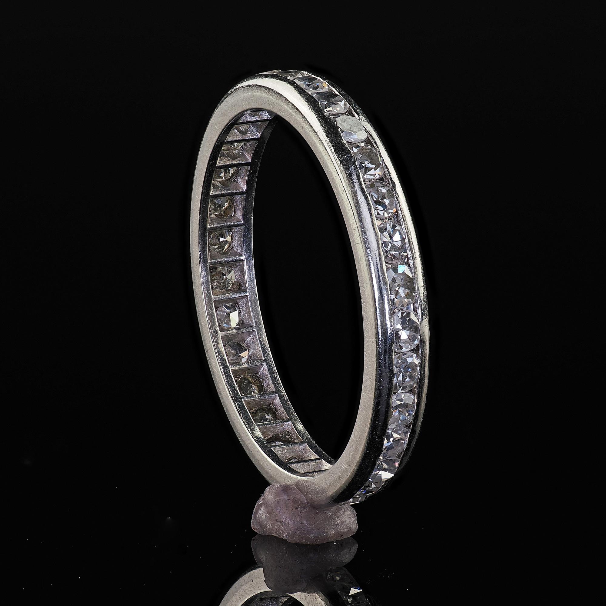 Fascia classica per l'eternità in platino con diamante a taglio singolo - Misura 6 In condizioni buone in vendita a Great Neck, NY