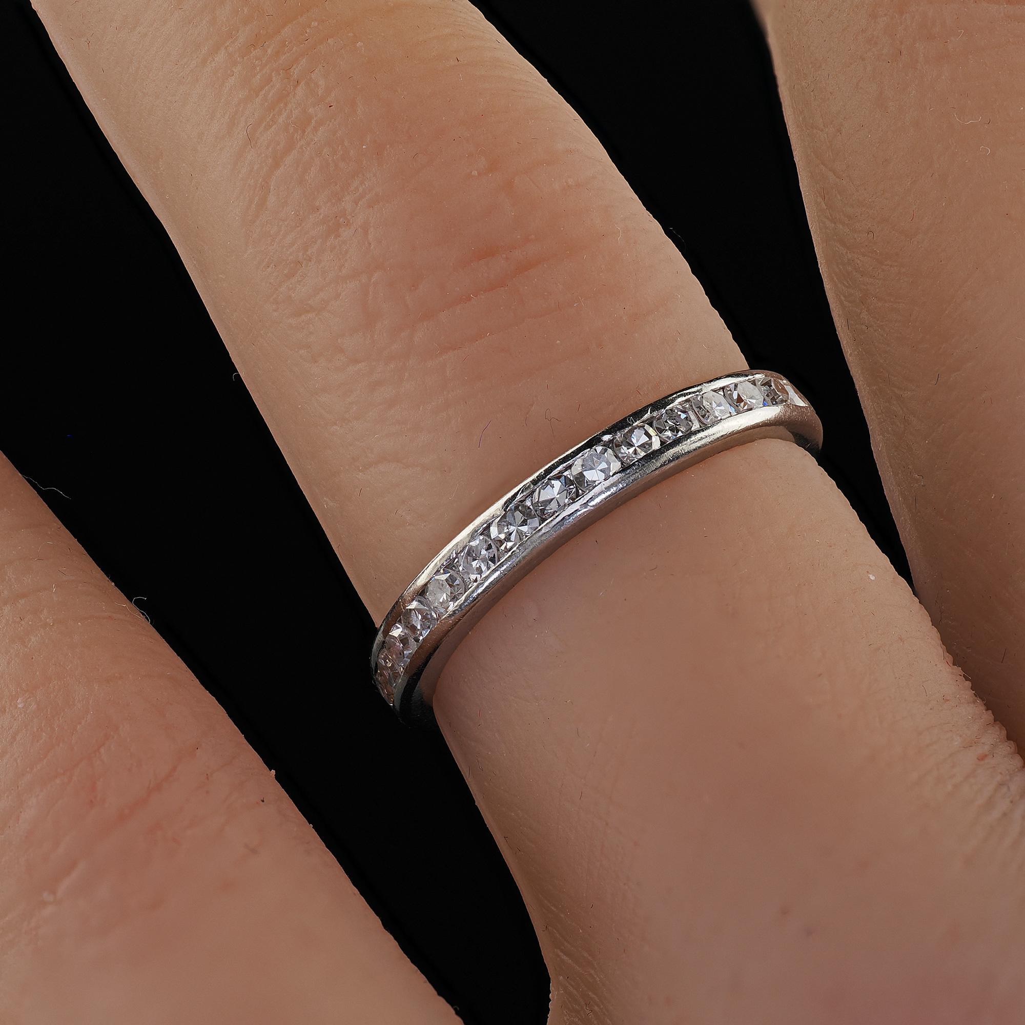 Donna Fascia classica per l'eternità in platino con diamante a taglio singolo - Misura 6 in vendita