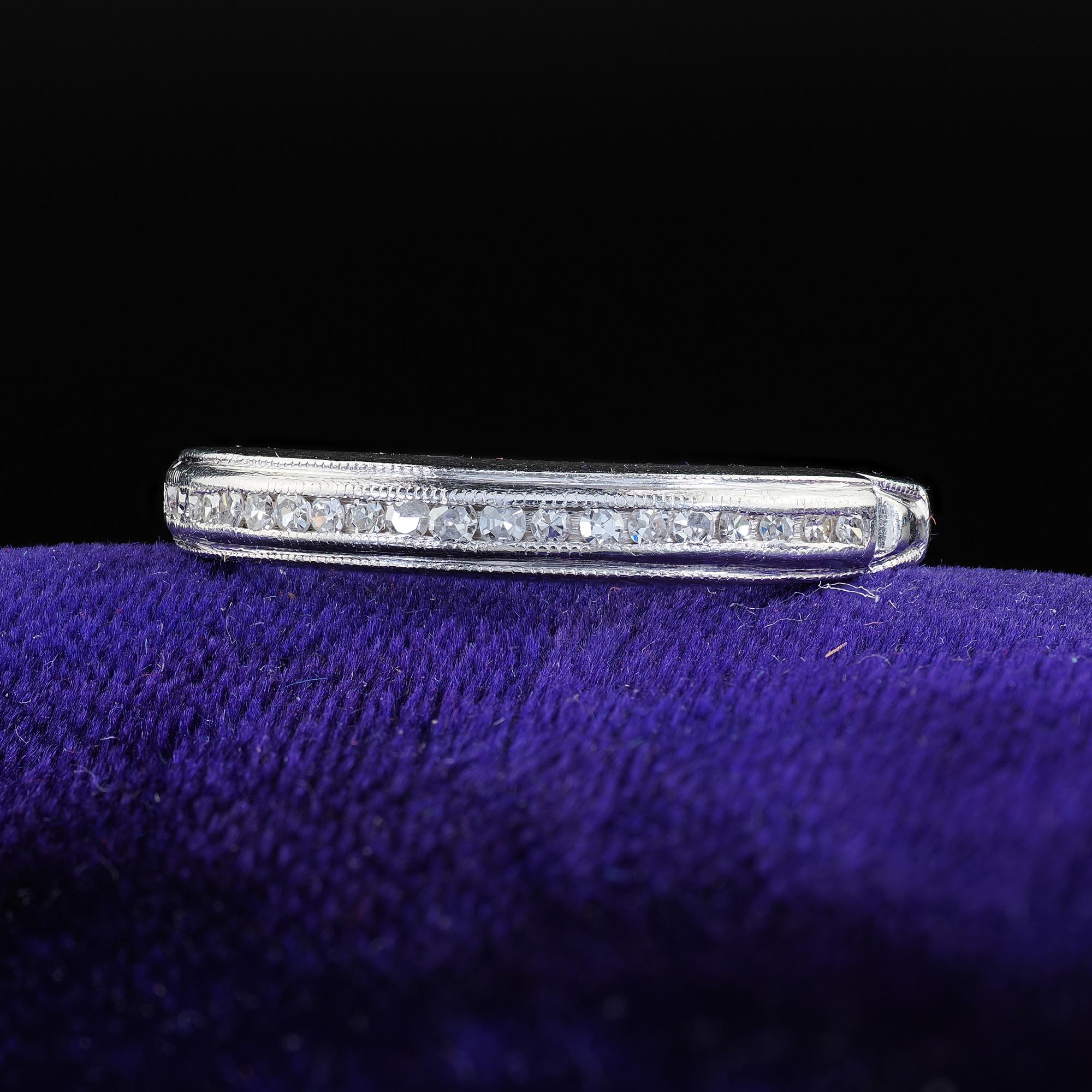 Magnifique bague de demi-bandeau ancienne en platine à un seul diamant gravé Art Deco. Cette alliance classique de style Art déco est réalisée en platine. La bague comporte des diamants de taille unique sertis sur le dessus de l'anneau. L'intérieur