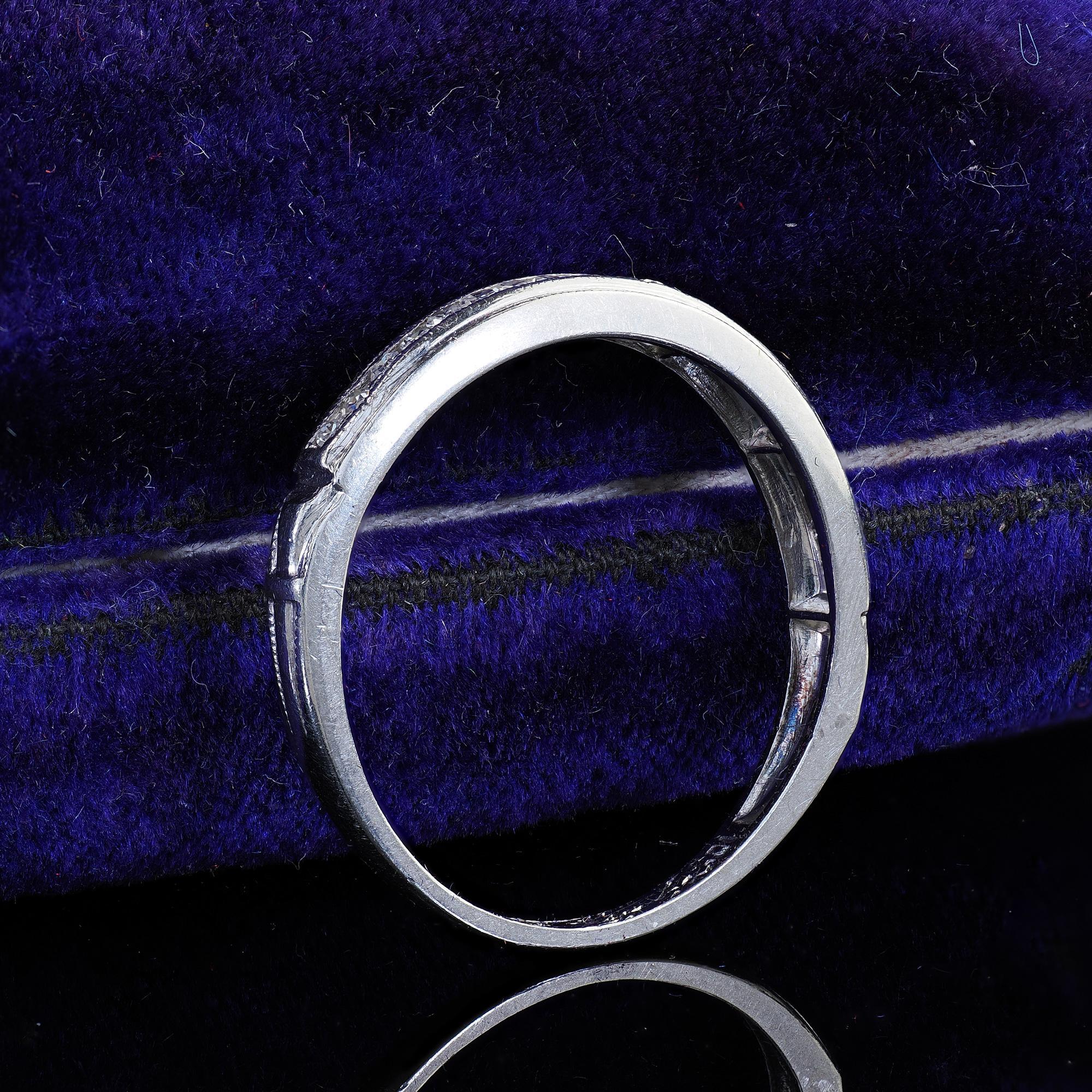 Taille simple Bague d'antiquités Art déco en platine avec demi-anneau gravé de diamants taille unique en vente