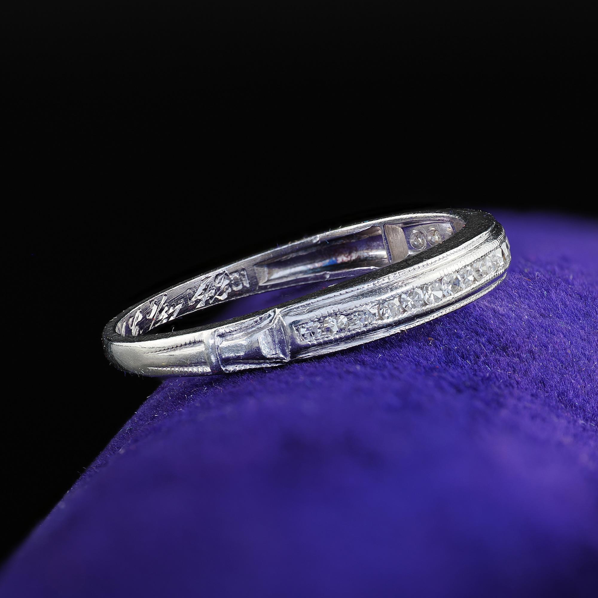 Bague d'antiquités Art déco en platine avec demi-anneau gravé de diamants taille unique Bon état - En vente à Great Neck, NY