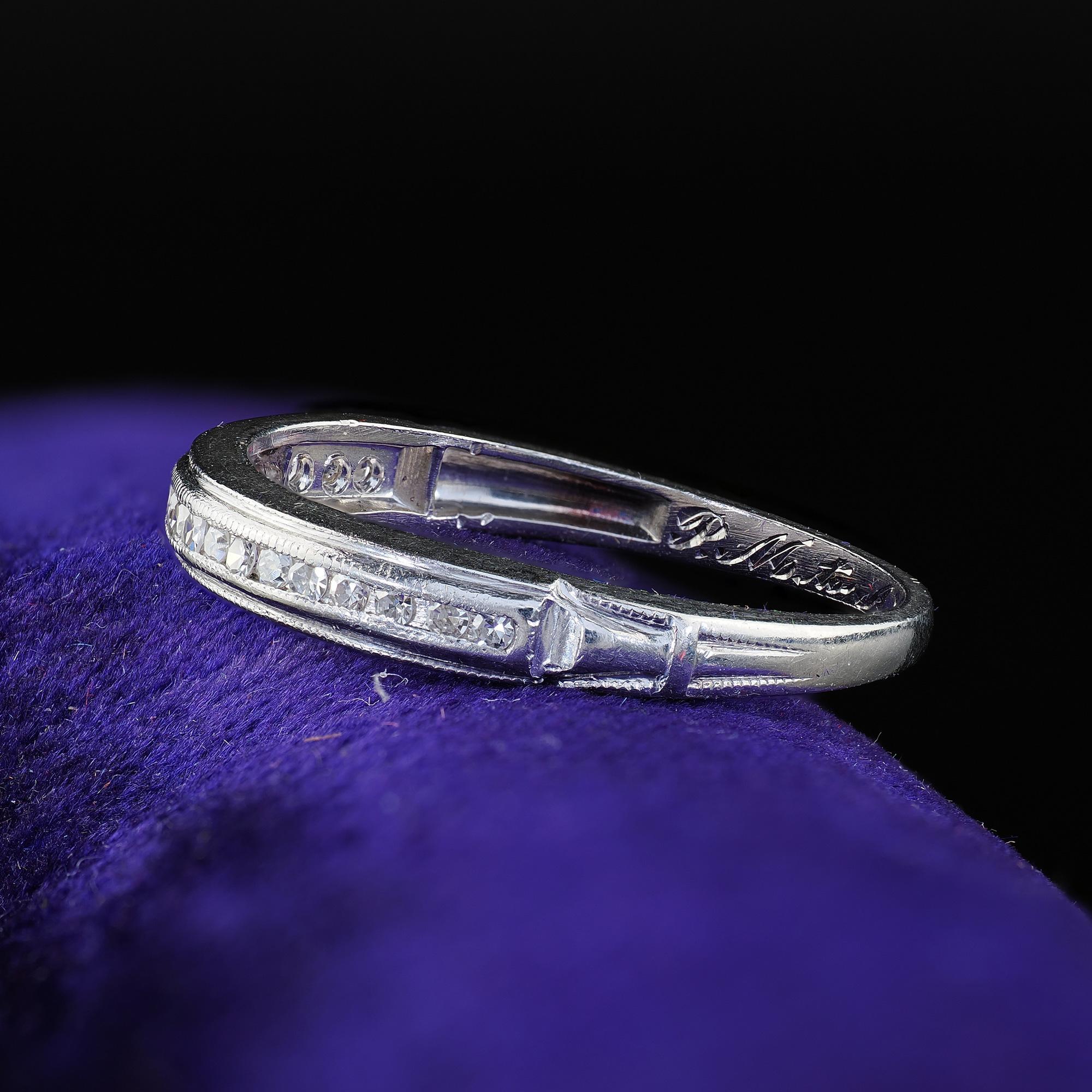 Bague d'antiquités Art déco en platine avec demi-anneau gravé de diamants taille unique Pour femmes en vente