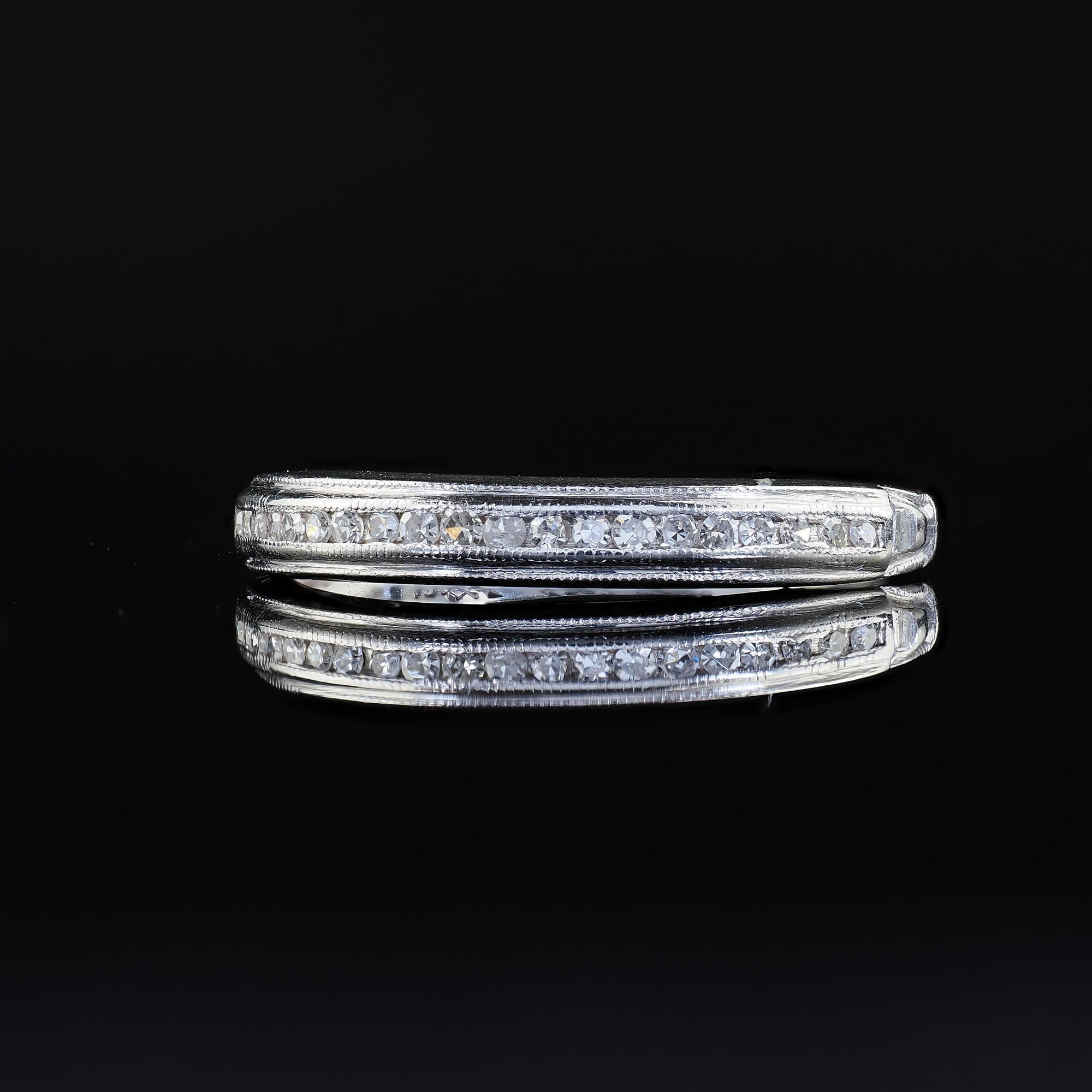 Bague d'antiquités Art déco en platine avec demi-anneau gravé de diamants taille unique en vente 1