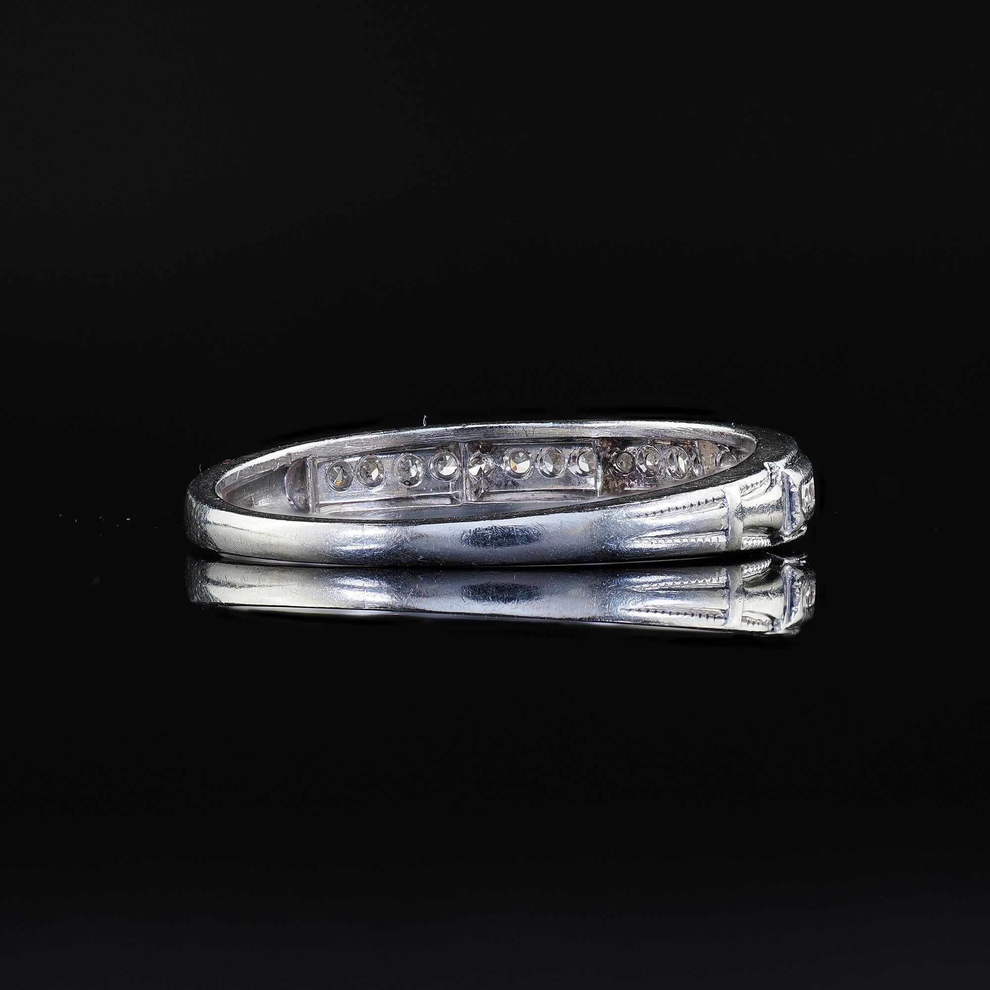 Bague d'antiquités Art déco en platine avec demi-anneau gravé de diamants taille unique en vente 2