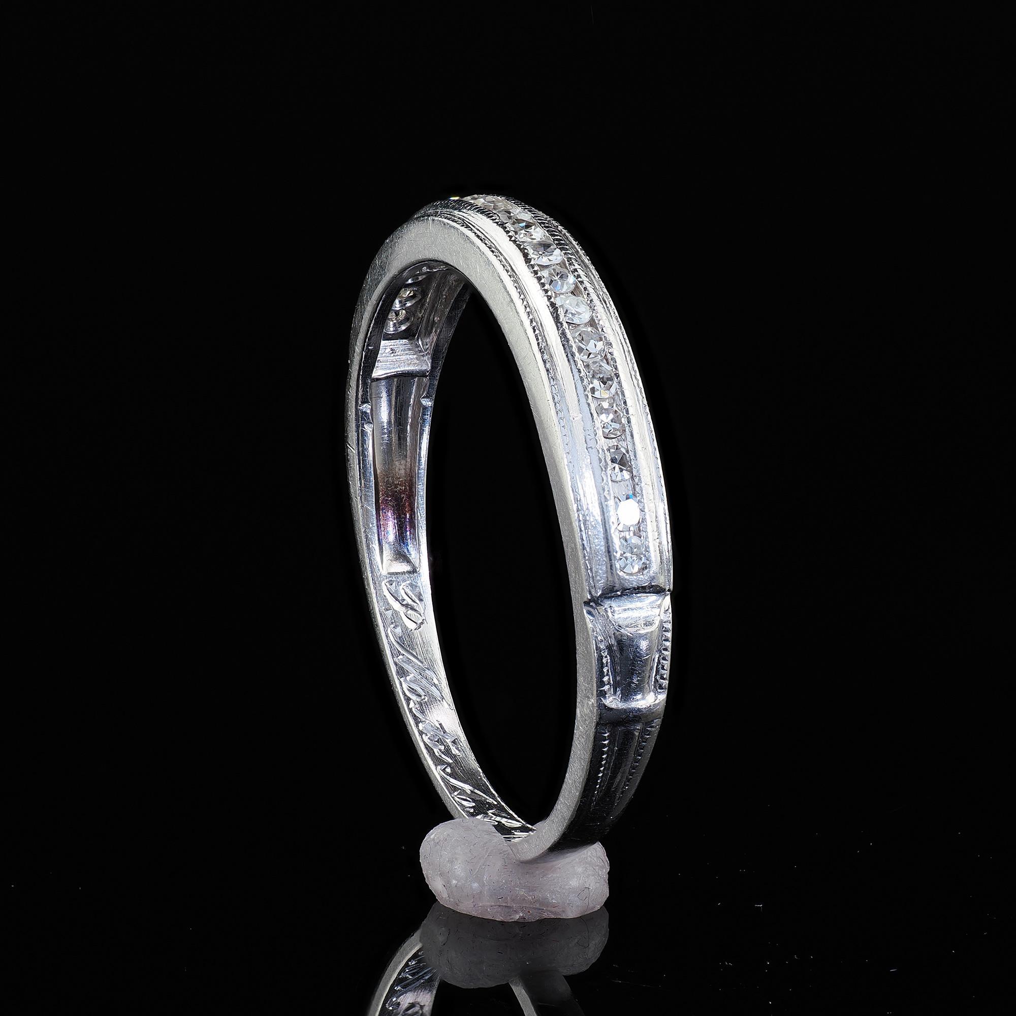 Bague d'antiquités Art déco en platine avec demi-anneau gravé de diamants taille unique en vente 3