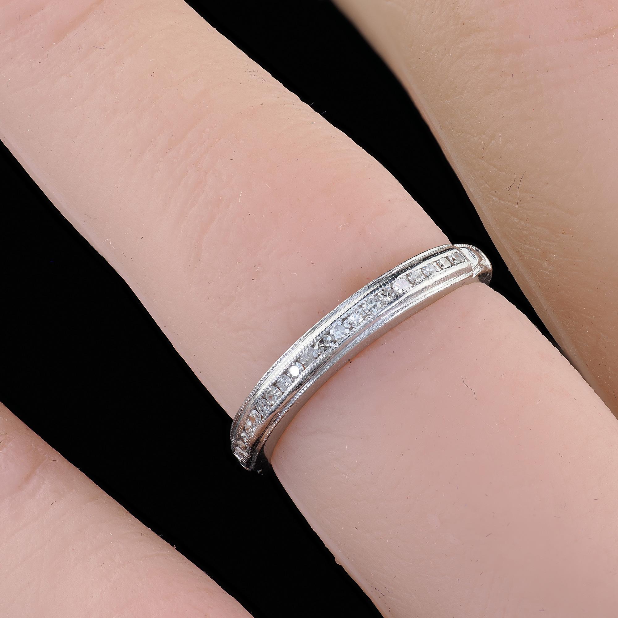 Bague d'antiquités Art déco en platine avec demi-anneau gravé de diamants taille unique en vente 4