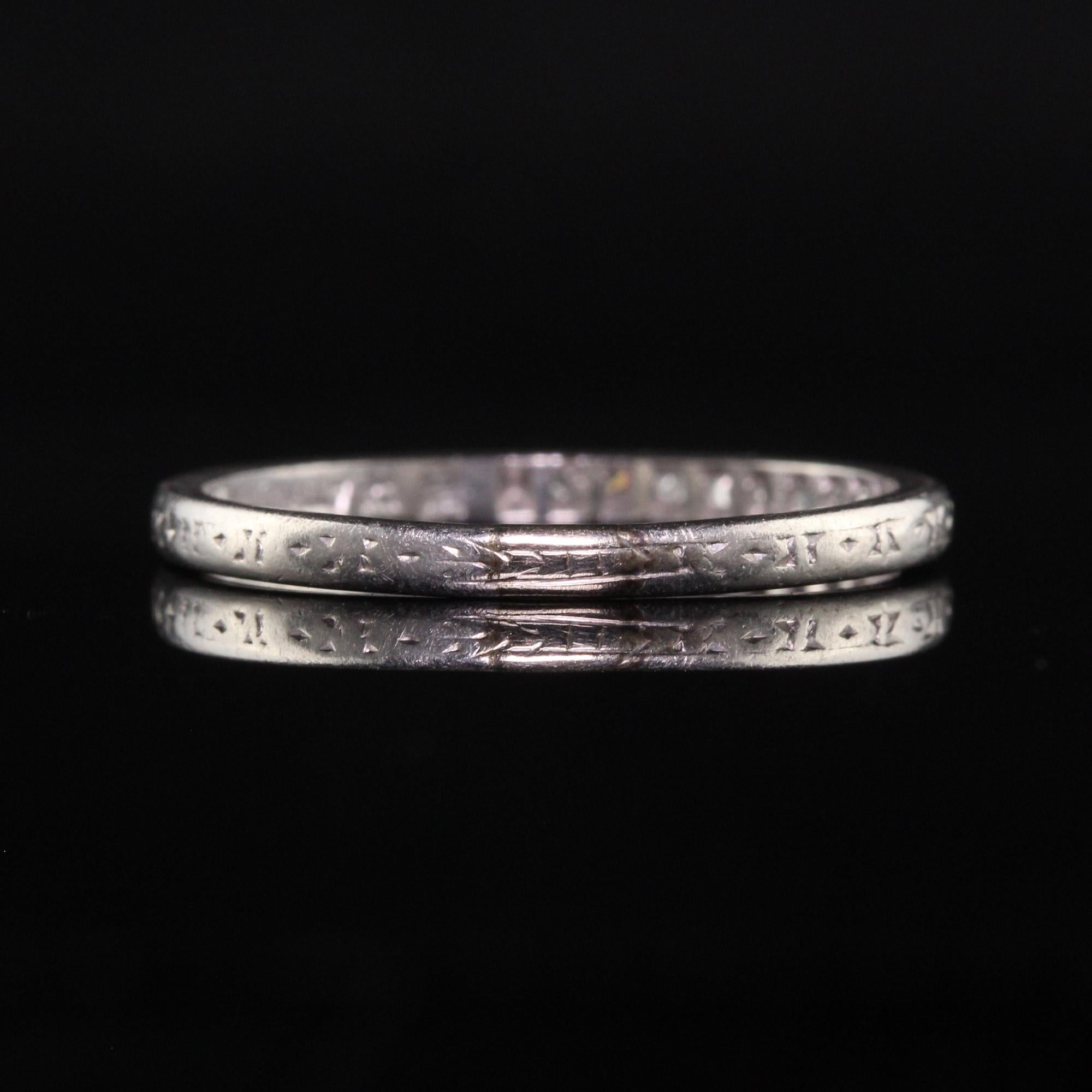 Antiker Art-Déco-Ehering aus Platin mit eingraviertem Diamanten im Einzelschliff im Zustand „Gut“ im Angebot in Great Neck, NY