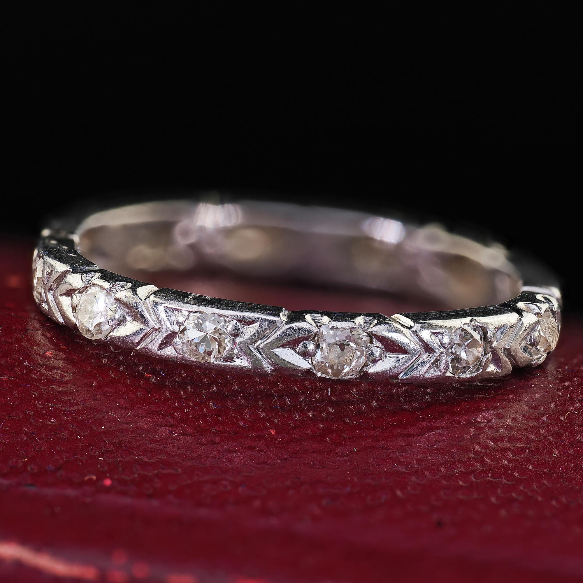 Antiguo Anillo de Boda Art Decó de Platino con Diamante Grabado de Talla Única Corte único en venta
