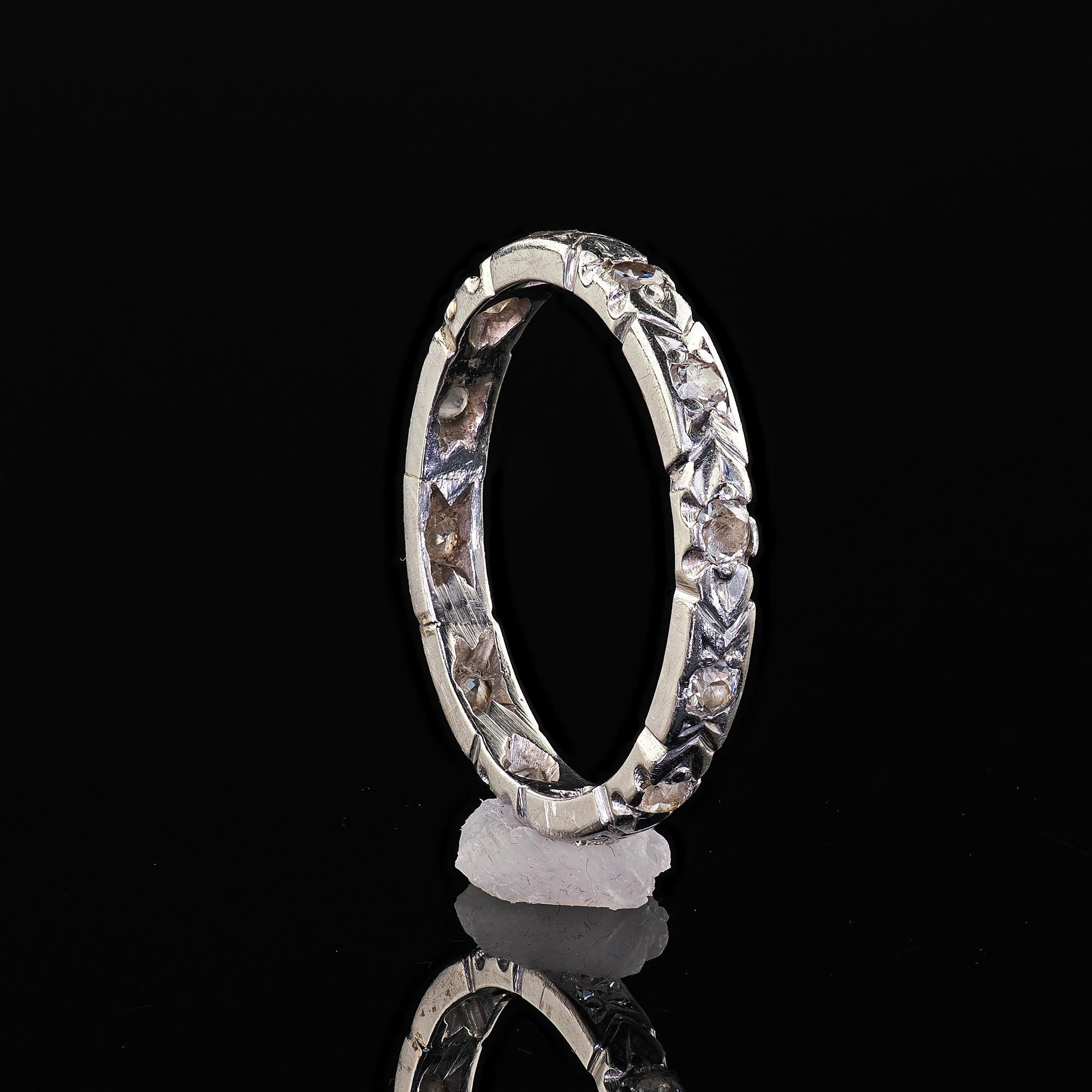 Antiguo Anillo de Boda Art Decó de Platino con Diamante Grabado de Talla Única en Bueno estado para la venta en Great Neck, NY