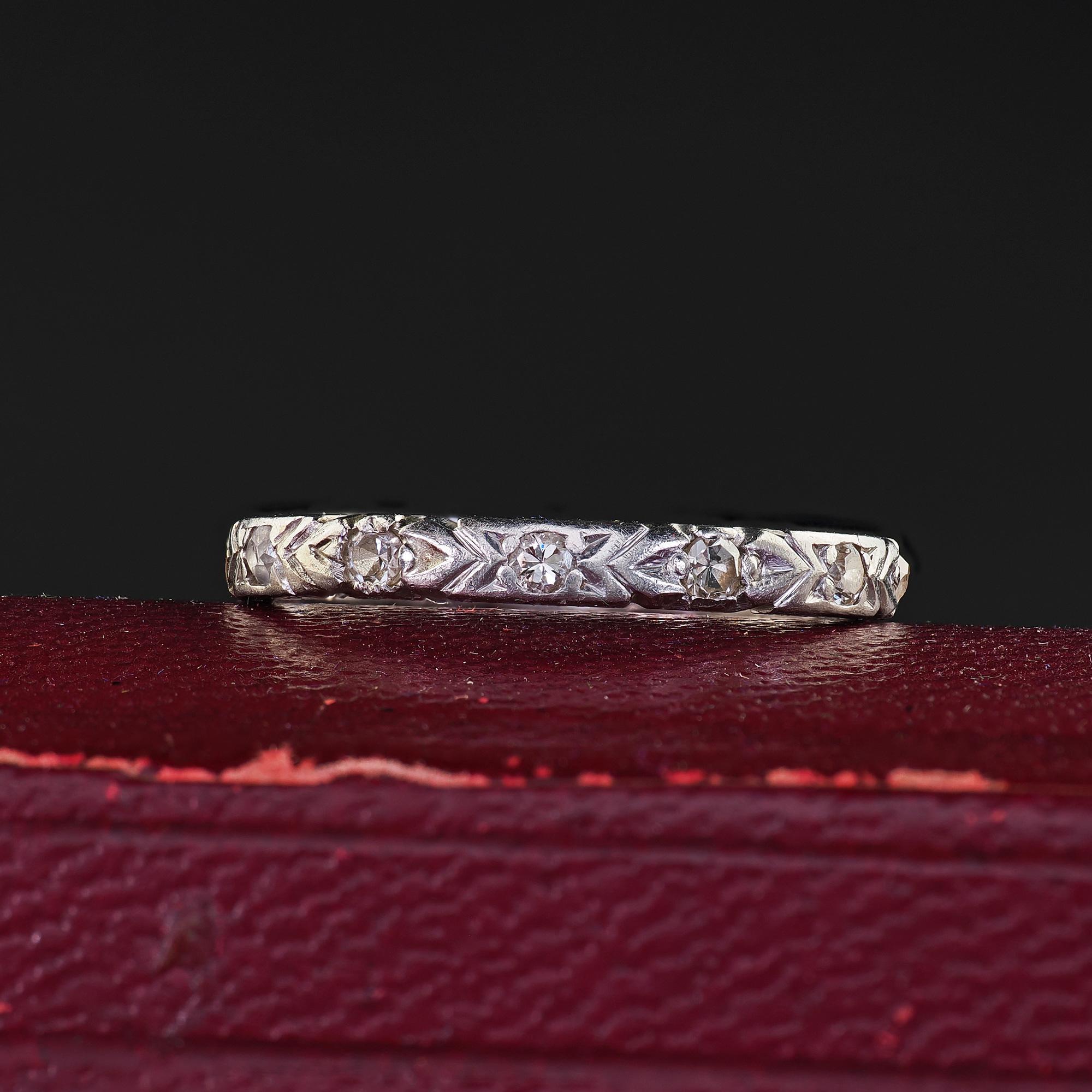 Antiguo Anillo de Boda Art Decó de Platino con Diamante Grabado de Talla Única en venta 2