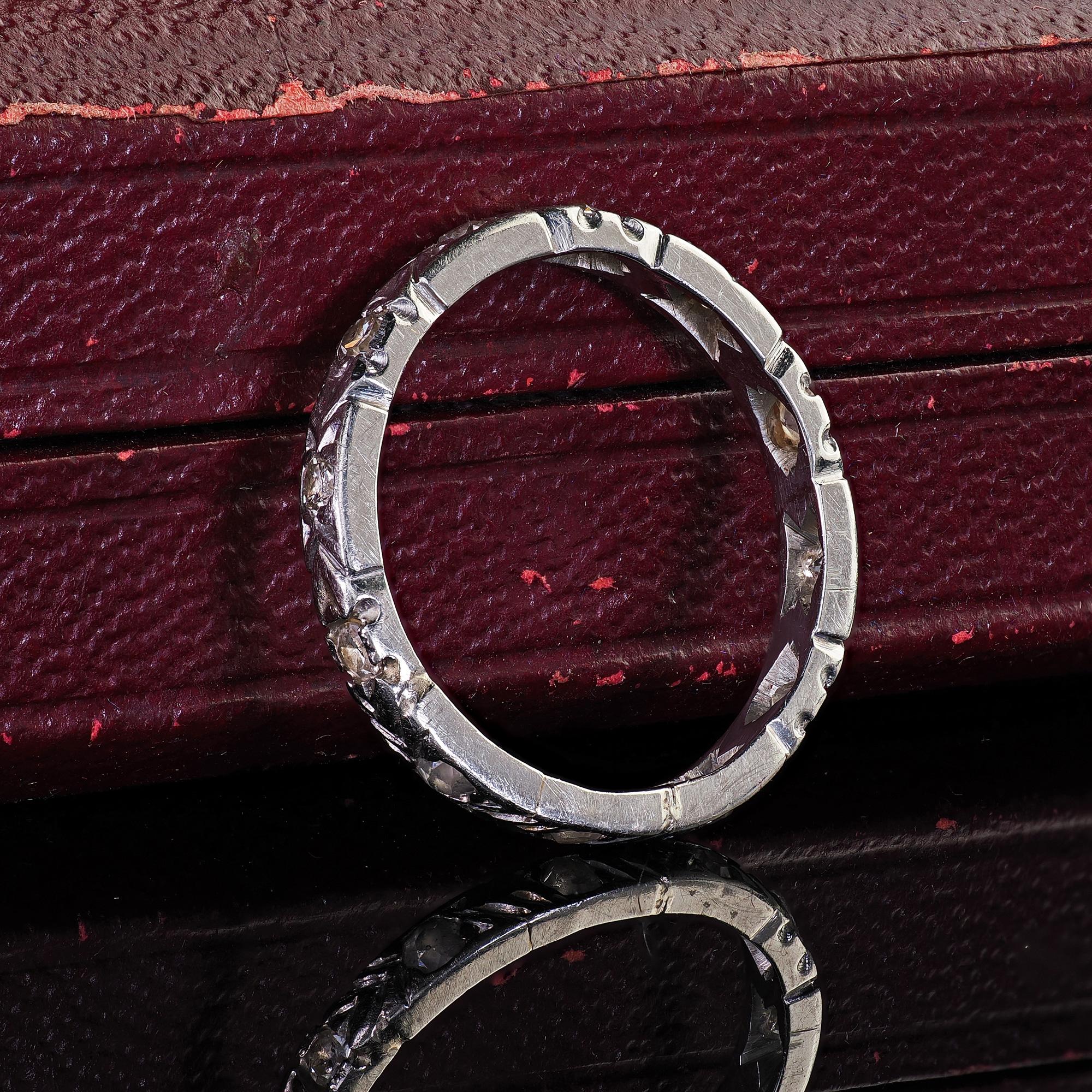 Antiguo Anillo de Boda Art Decó de Platino con Diamante Grabado de Talla Única en venta 3