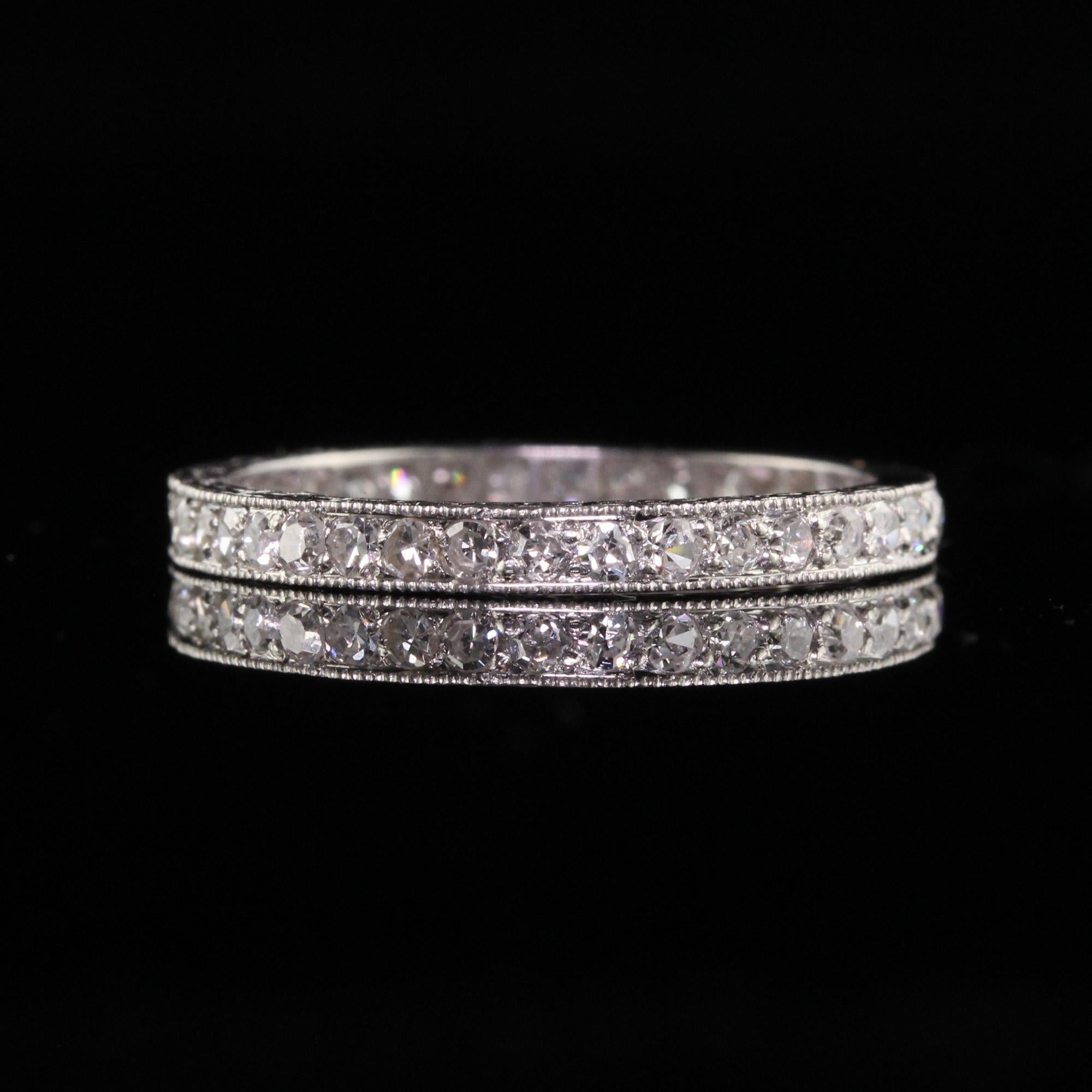 Antiker Art-Déco-Hochzeitsring aus Platin mit Diamanten im Einzelschliff und Gravur (Art déco)