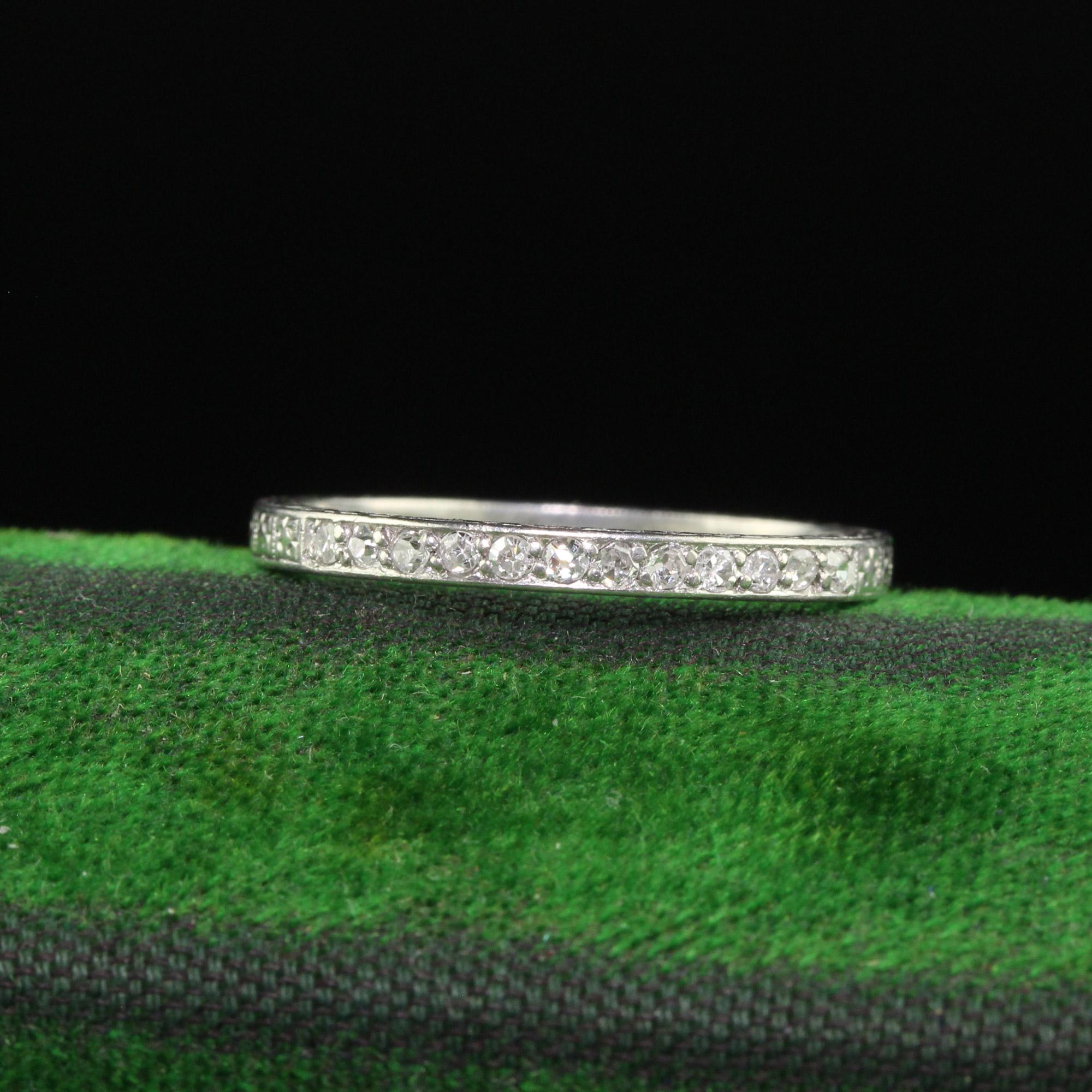 Magnifique alliance Art Antiques en platine gravée d'un diamant taille unique - Taille 7 1/4. Cette alliance classique Art déco avec diamant est fabriquée en platine. Cette bague présente de magnifiques diamants de taille unique, sertis dans un