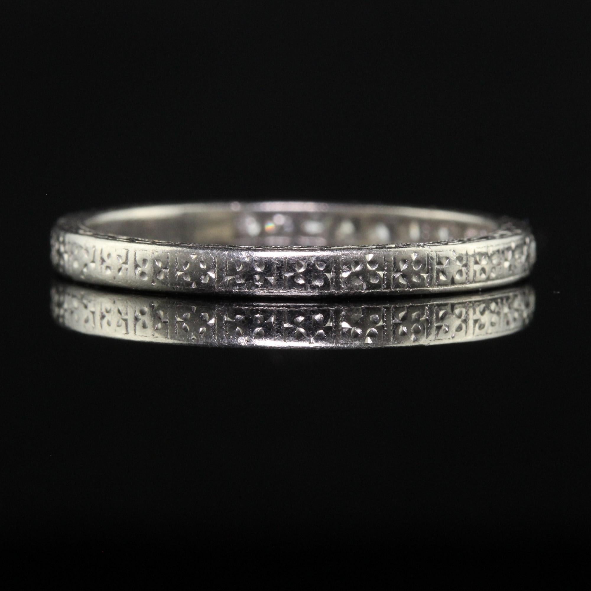 Alliance Art déco ancienne gravée en platine avec diamants taille unique - Taille 7 1/4 en vente 3