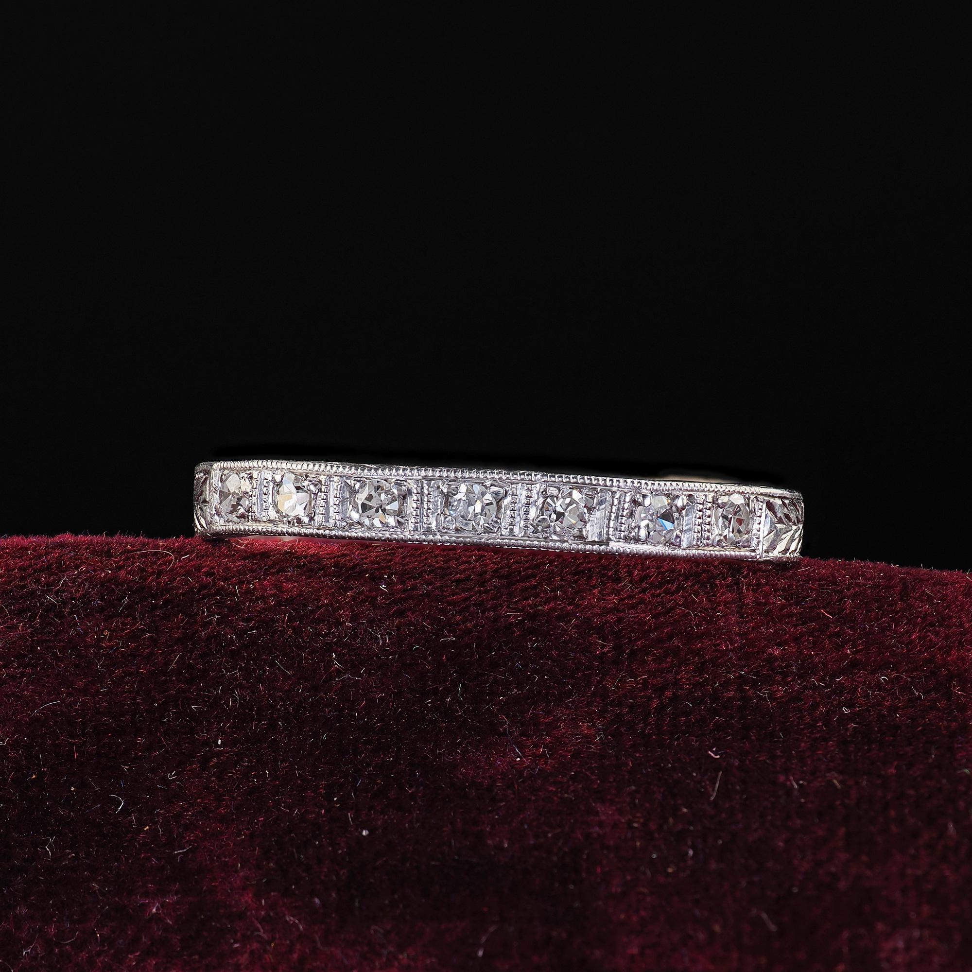 Magnifique alliance Art Antiques en platine gravée d'un diamant taille unique - Taille 8 1/4. Cette magnifique alliance Art déco gravée d'un diamant simple est réalisée en platine. Cette bague présente des diamants de taille unique sur une