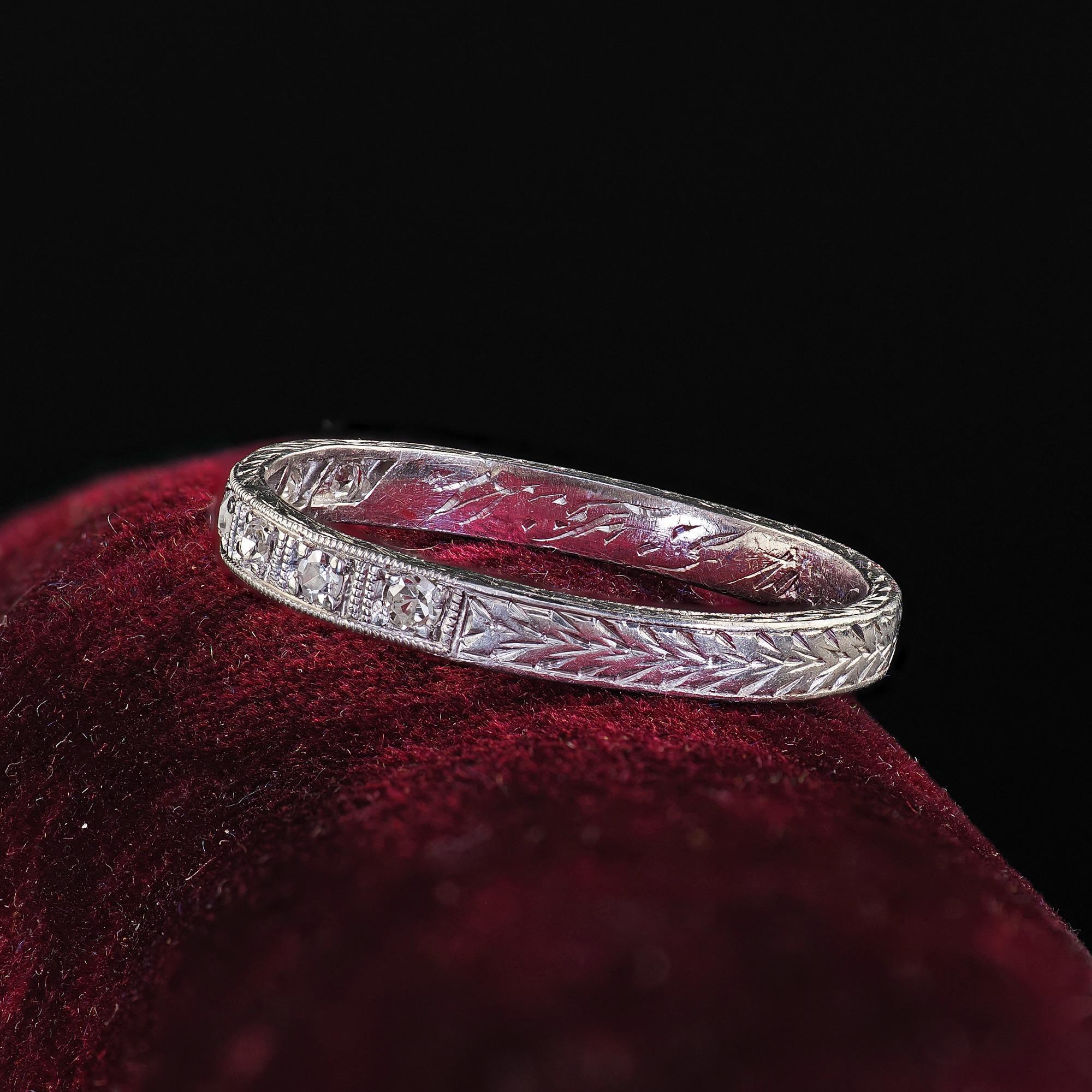Alliance gravée Art déco ancienne en platine avec diamants taille unique - Taille 8 1/4 Pour femmes en vente