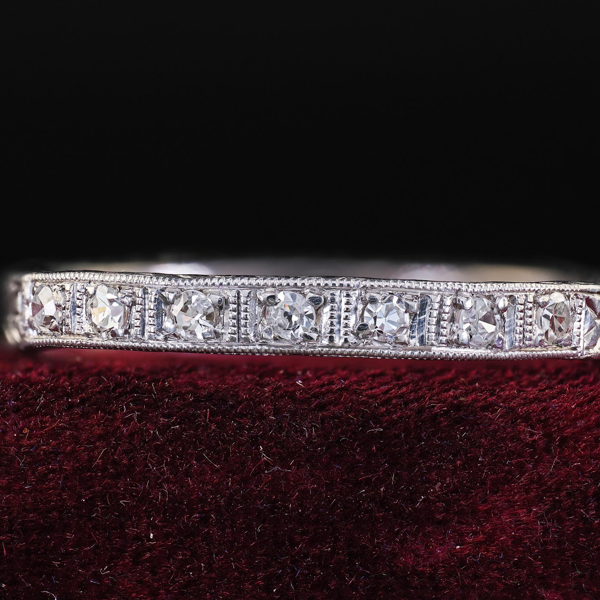 Alliance gravée Art déco ancienne en platine avec diamants taille unique - Taille 8 1/4 en vente 1