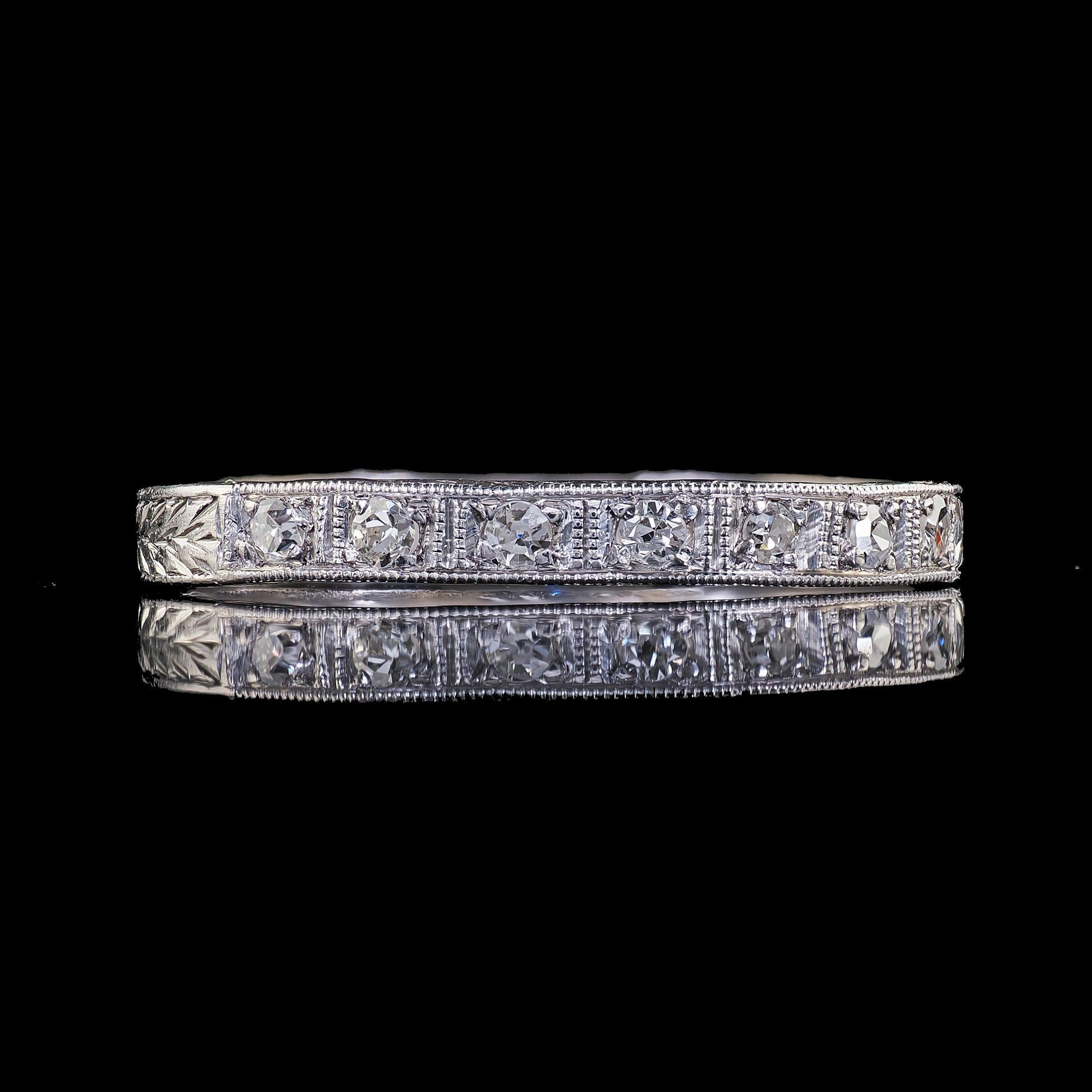 Alliance gravée Art déco ancienne en platine avec diamants taille unique - Taille 8 1/4 en vente 2