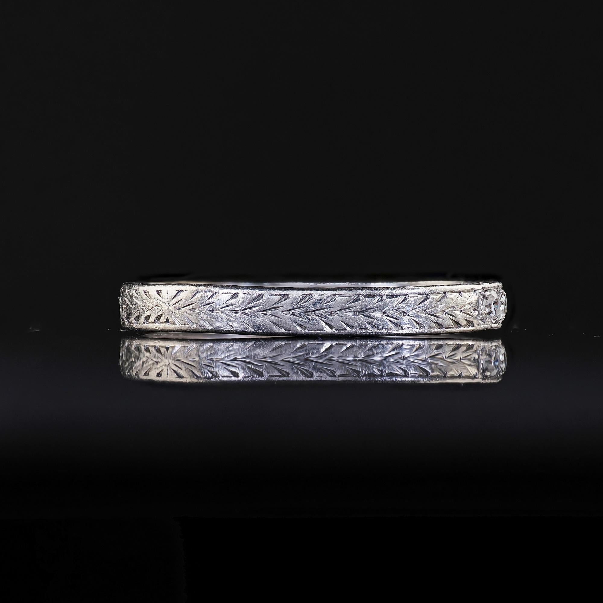 Alliance gravée Art déco ancienne en platine avec diamants taille unique - Taille 8 1/4 en vente 3