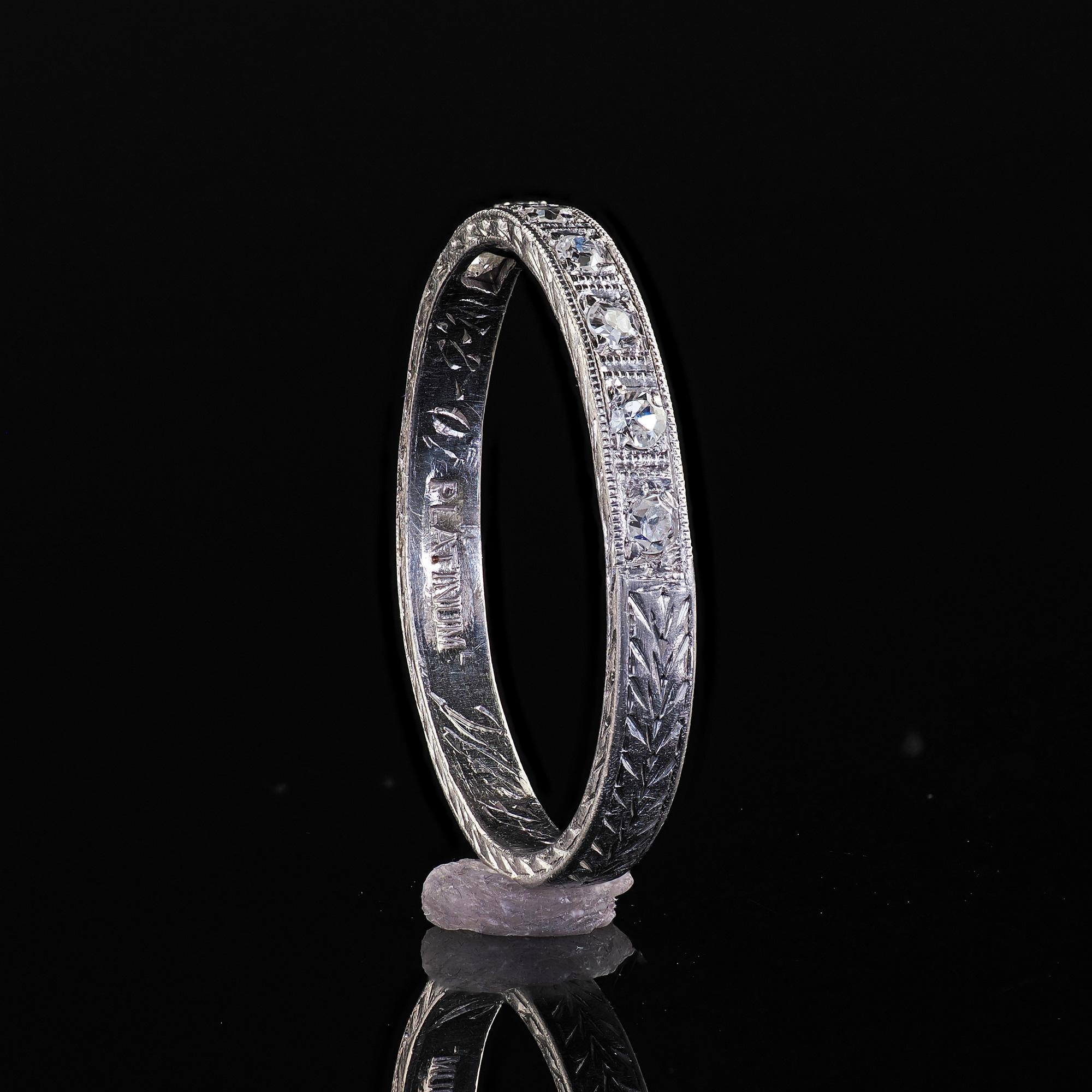 Alliance gravée Art déco ancienne en platine avec diamants taille unique - Taille 8 1/4 en vente 4