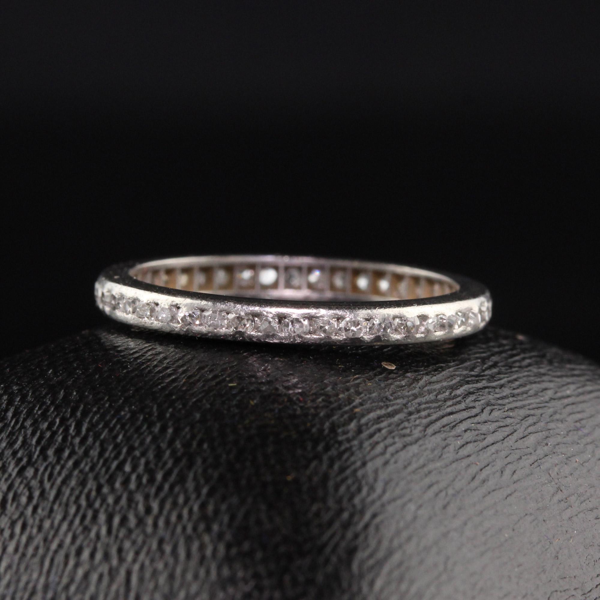 Magnifique bracelet d'éternité Art Déco ancien en platine avec diamant taille unique. Cet anneau d'éternité classique comporte des diamants taillés en un seul bloc et sertis dans une monture art déco en platine. Il peut être porté et superposé avec