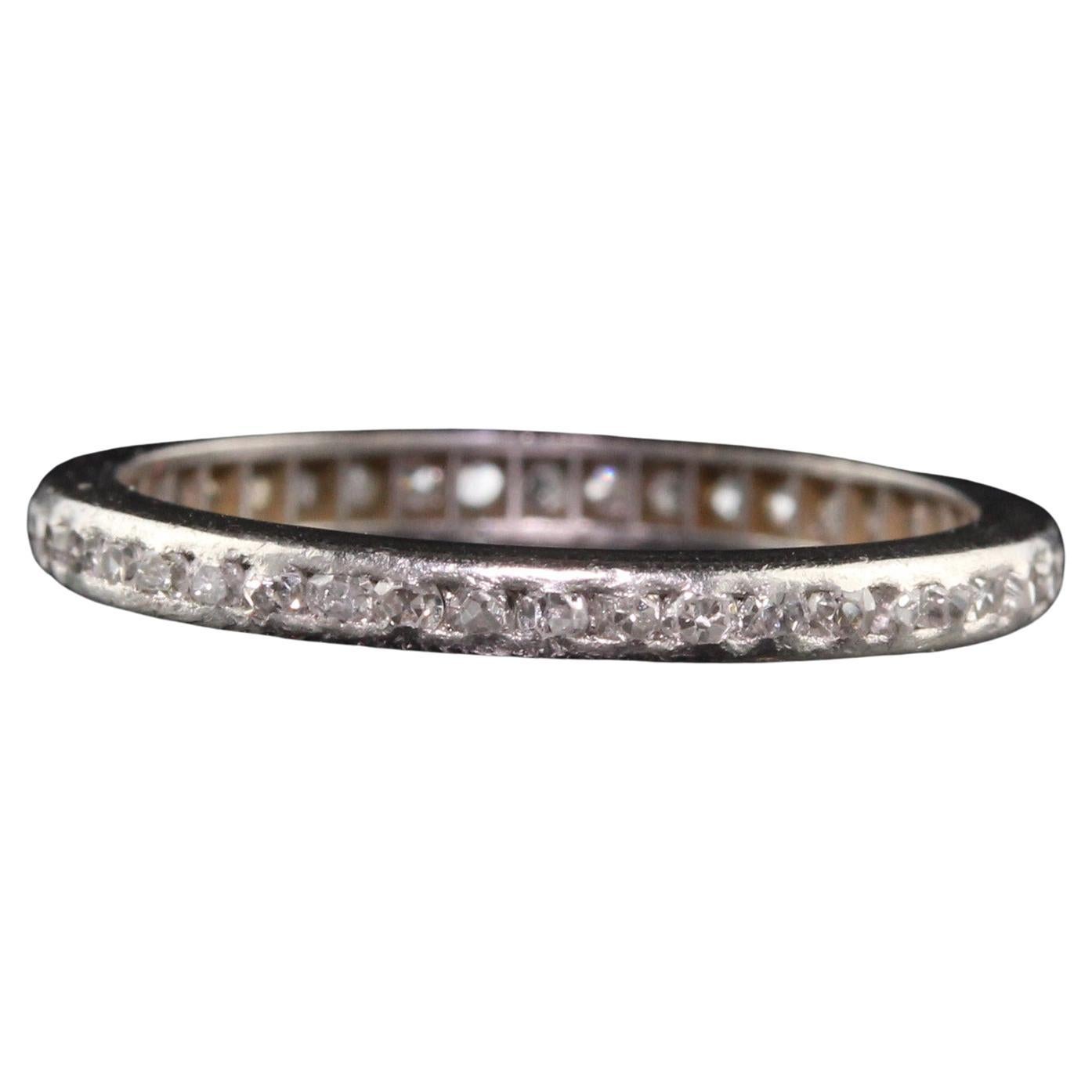 Antiguo Anillo de Eternidad Art Decó de Platino con Diamante de Corte Único