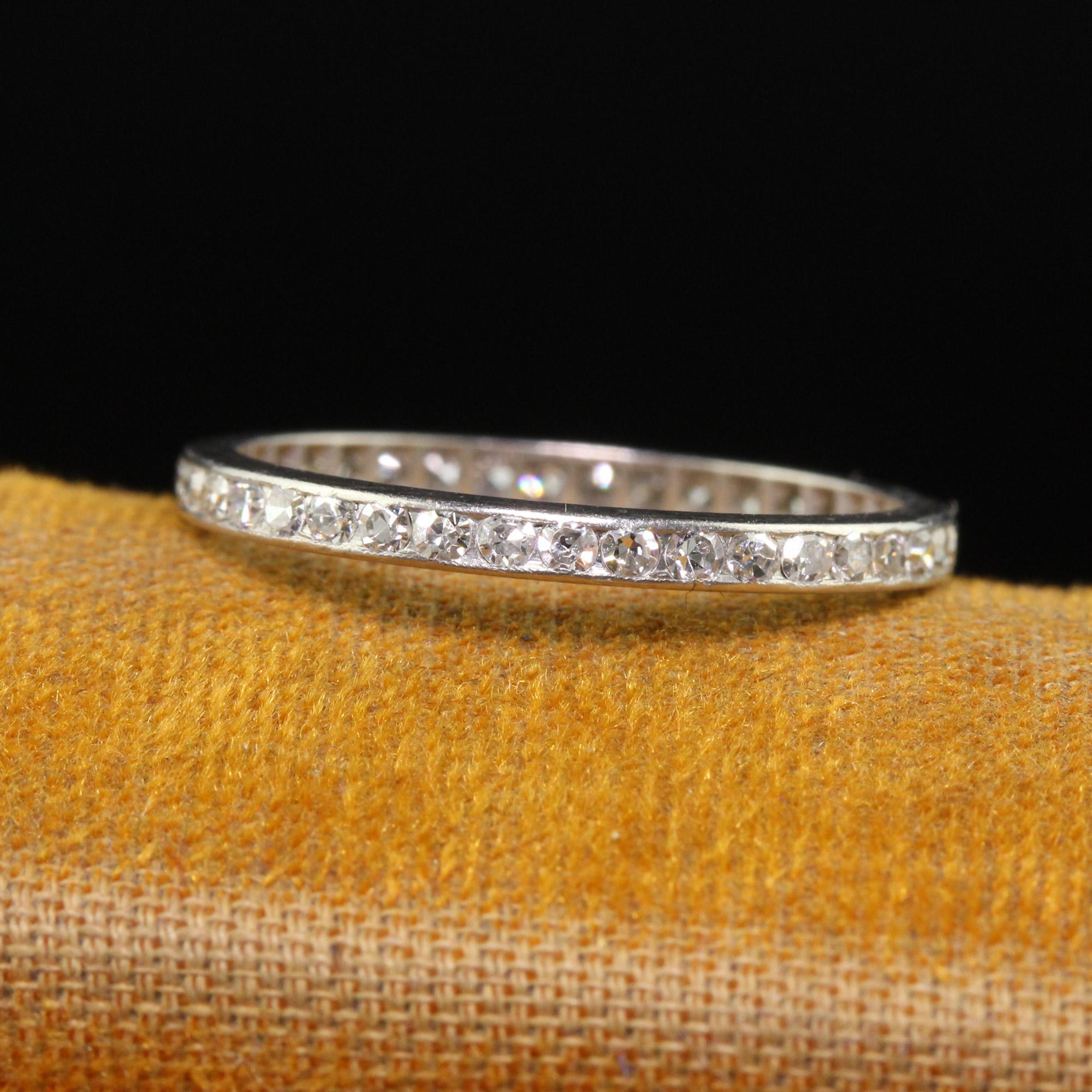 Magnifique bracelet d'éternité en platine avec un seul diamant taillé - Taille 5 1/2. Ce bracelet d'éternité classique est fabriqué en platine. Des diamants blancs de taille unique entourent l'ensemble de la bague, qui est placée très bas sur le