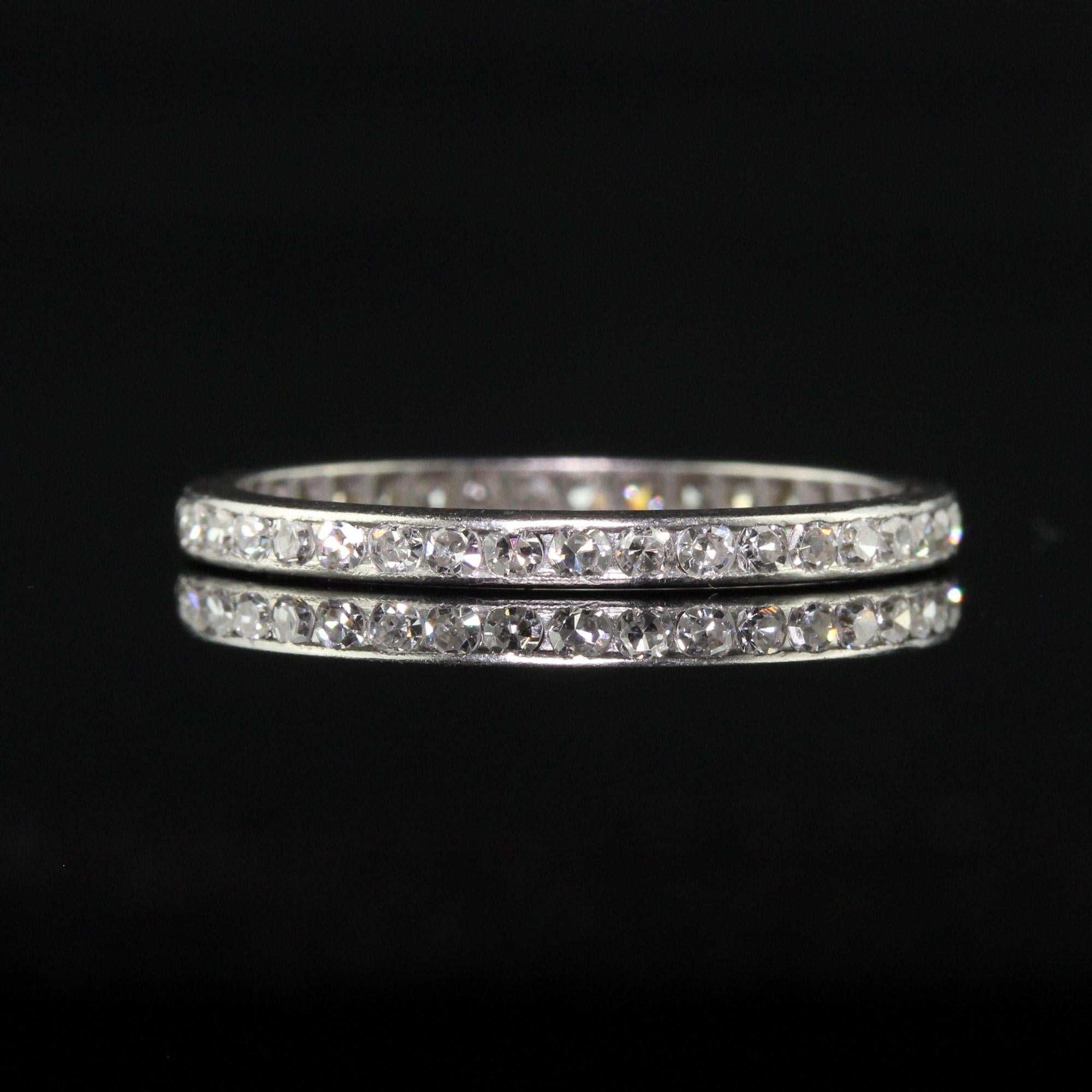 Anneau d'éternité Art déco ancien en platine avec diamants taille unique - Taille 5 1/2 Bon état - En vente à Great Neck, NY