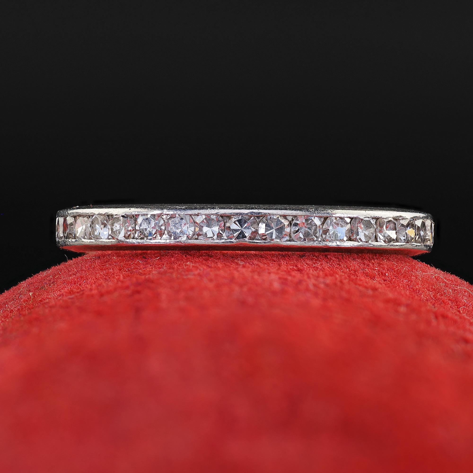 Magnifique bracelet d'éternité Art Antiques en platine avec un seul diamant taillé - Taille 5 3/4. Ce magnifique bracelet d'éternité Art déco est réalisé en platine. La bague est ornée de magnifiques diamants taille unique sertis sur tout le