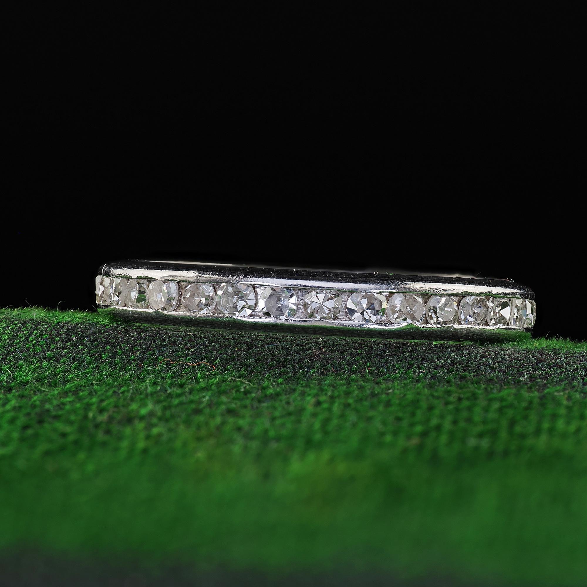 Magnifique alliance éternelle Art Antiques en platine avec un diamant taille unique - Taille 5. Cette magnifique alliance Art déco avec diamant est réalisée en platine. La bague est ornée de magnifiques diamants de taille unique sertis sur