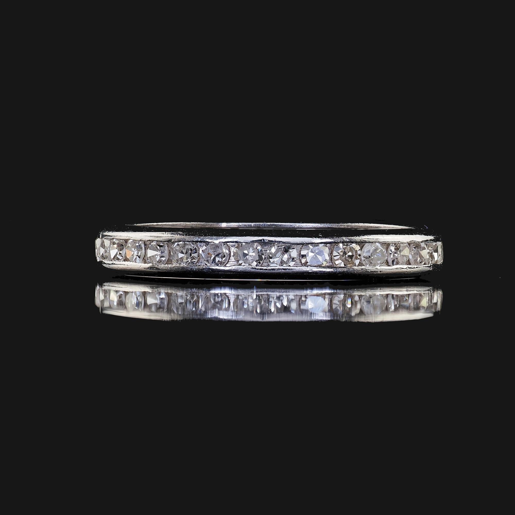 Anneau d'éternité Art déco ancien en platine avec diamant taille unique - Taille 5 Bon état - En vente à Great Neck, NY