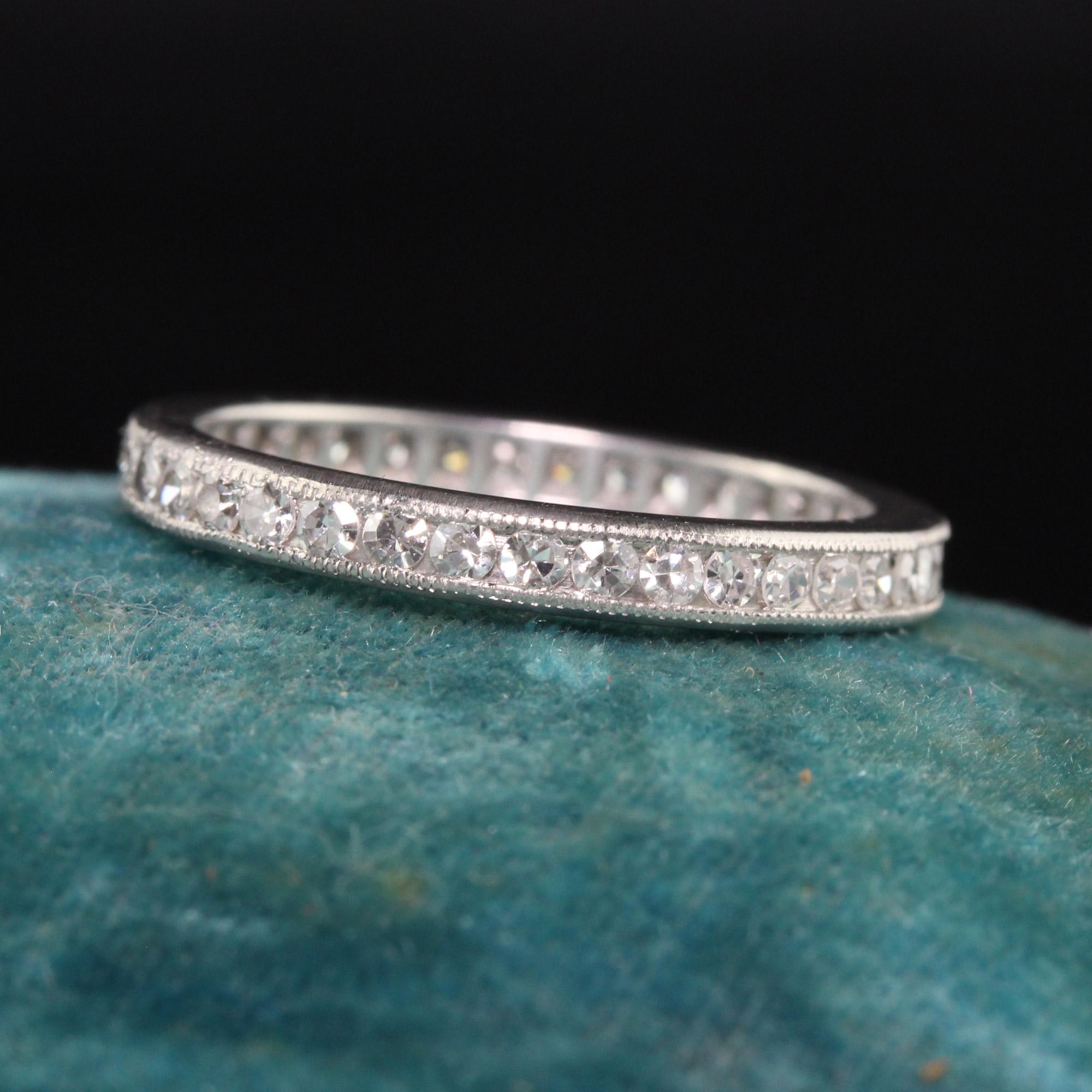Magnifique alliance de mariage en platine Art déco ancienne avec diamant taille unique. Cet anneau d'éternité classique présente des diamants à taille unique tout autour de l'anneau dans un magnifique cadre art déco.

Article #R1086

Métal :