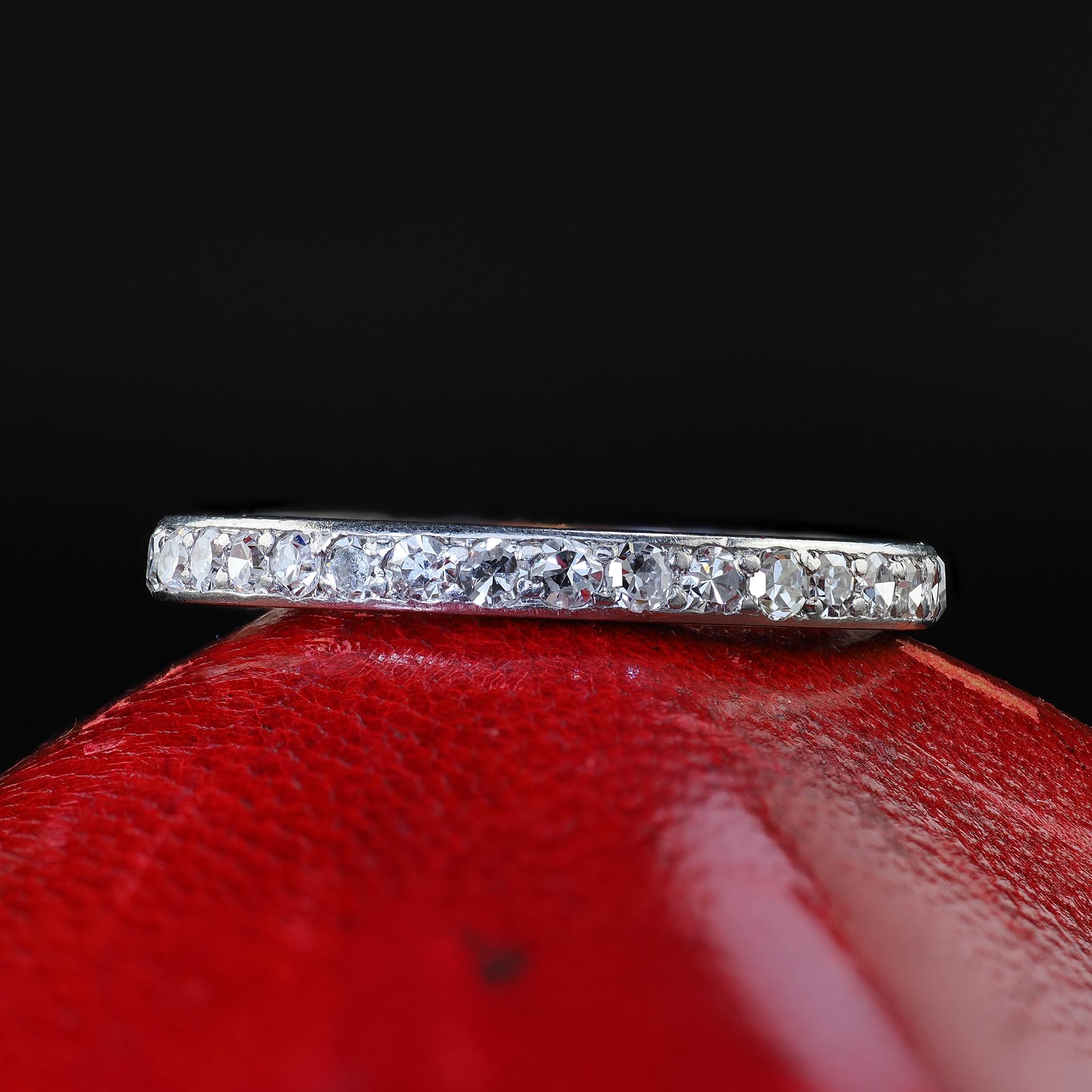Magnifique anneau d'éternité en platine avec un seul diamant taillé - Taille 5 3/4. Cet anneau d'éternité classique de style Arte Antiques est fabriqué en platine. Cette bague est ornée de diamants anciens de taille unique sertis sur tout le