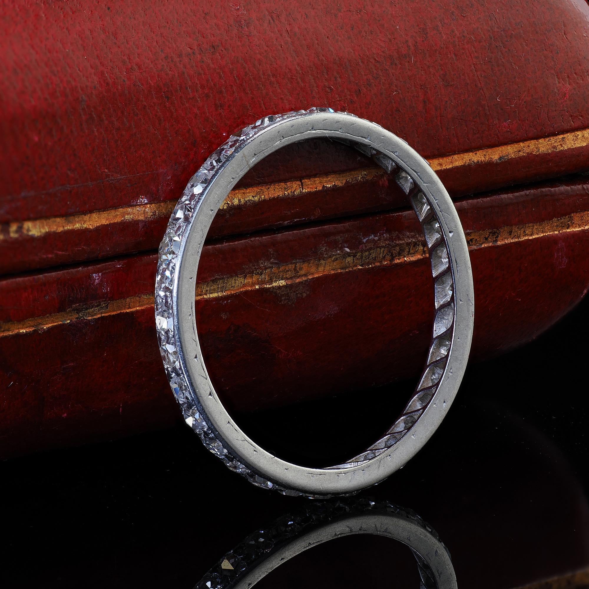 Taille simple Alliance d'éternité Art déco ancienne en platine avec diamant taille unique - Taille 5 3/4 en vente