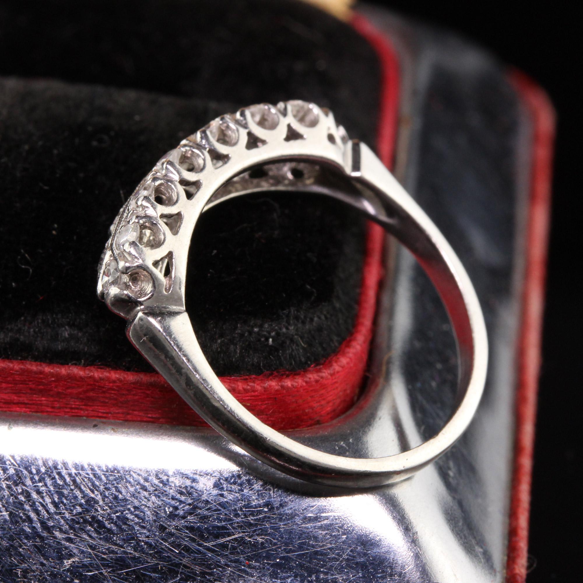 Taille ronde Alliance filigrane Art déco ancienne en platine avec diamants taille unique en vente
