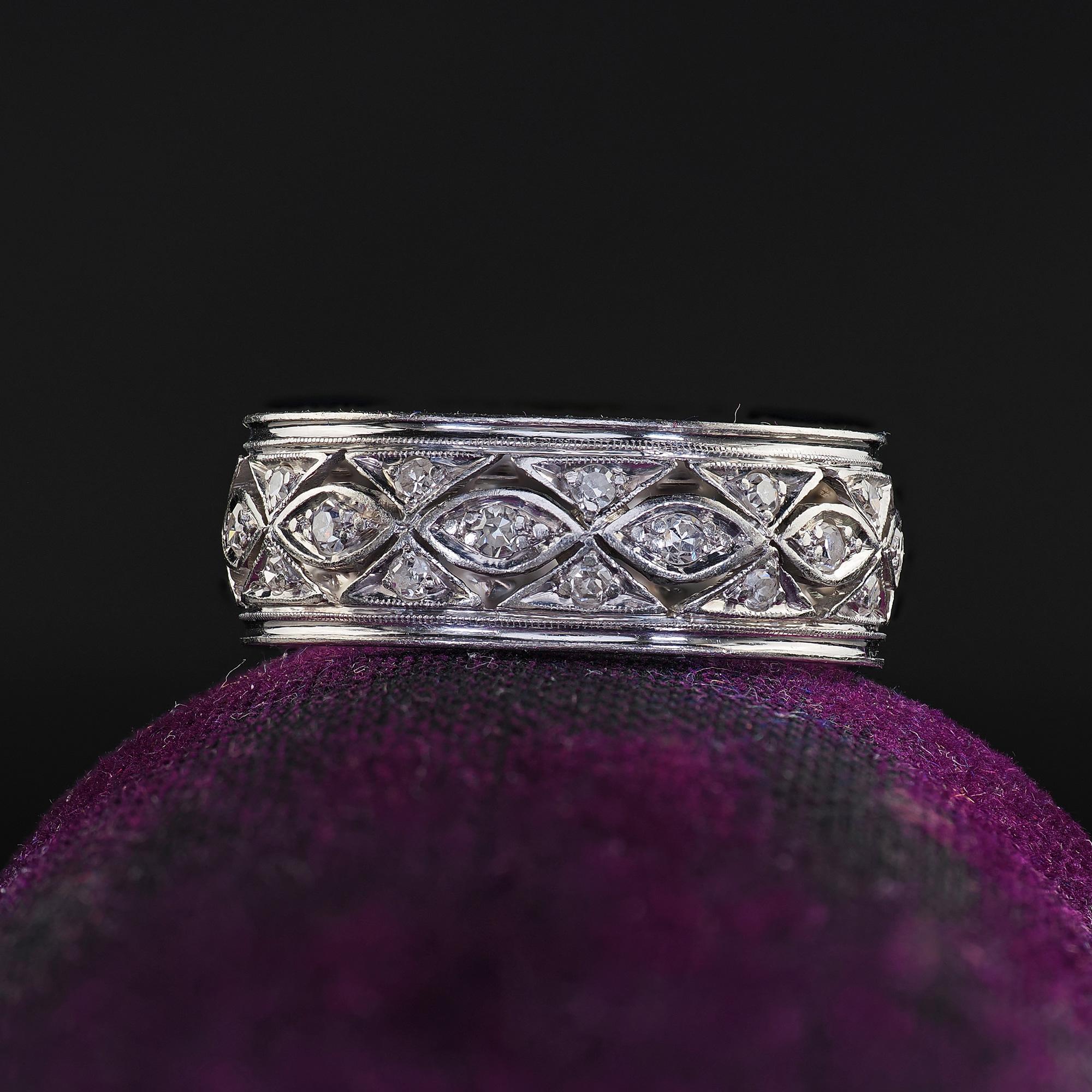 Magnifique bague d'éternité en platine avec un diamant taillé en filigrane. Ce magnifique bracelet d'éternité en diamant taille unique de style Arte Antiques est réalisé en platine. La bague est ornée de diamants de taille unique sertis sur