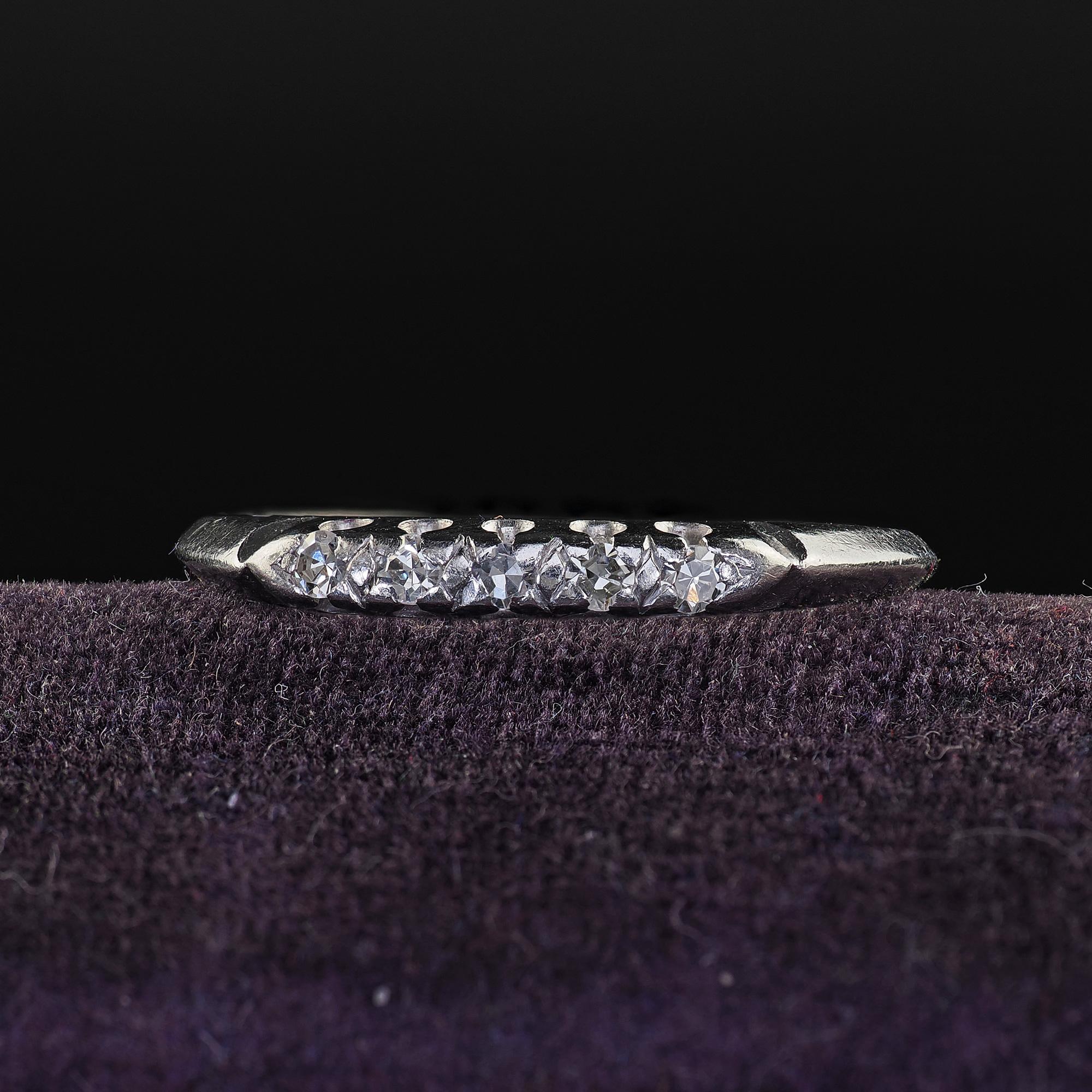 Magnifique alliance ancienne en platine à un seul diamant taillé - Taille 7 1/4. Cette magnifique alliance Art déco à diamant est fabriquée en platine. La bague est ornée de cinq diamants de taille unique sertis sur le dessus de l'anneau. L'anneau