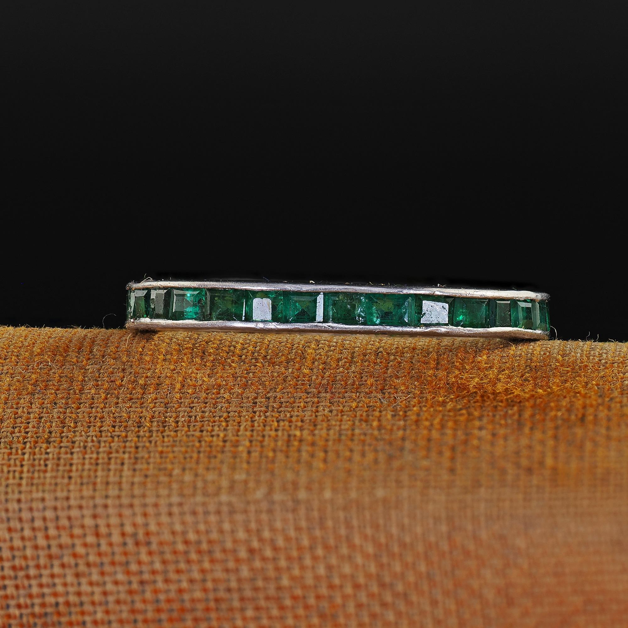 Bellissima fascia eternità in platino Art Deco taglio quadrato - misura 5 1/2. Questa bellissima fascia per eternità in smeraldo Art Deco è realizzata in platino. Questo anello è caratterizzato da smeraldi naturali che circondano l'intero anello.