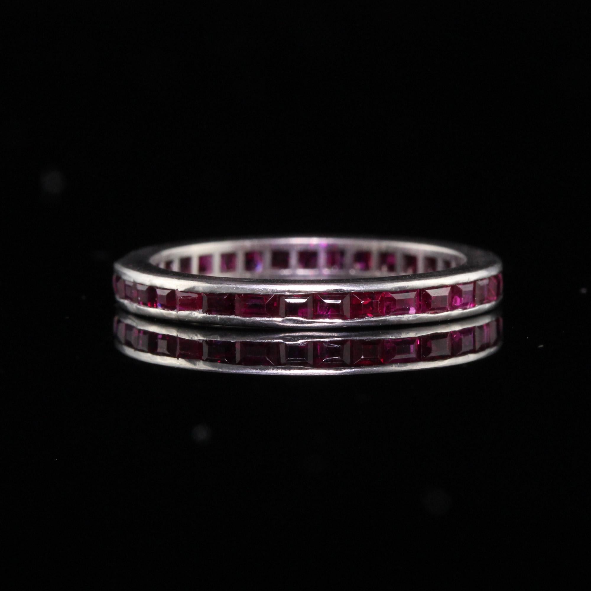Antiker Art-déco-Eternity-Ring aus Platin mit quadratischem Rubin im Quadratschliff - Größe 4 (Carréeschliff) im Angebot
