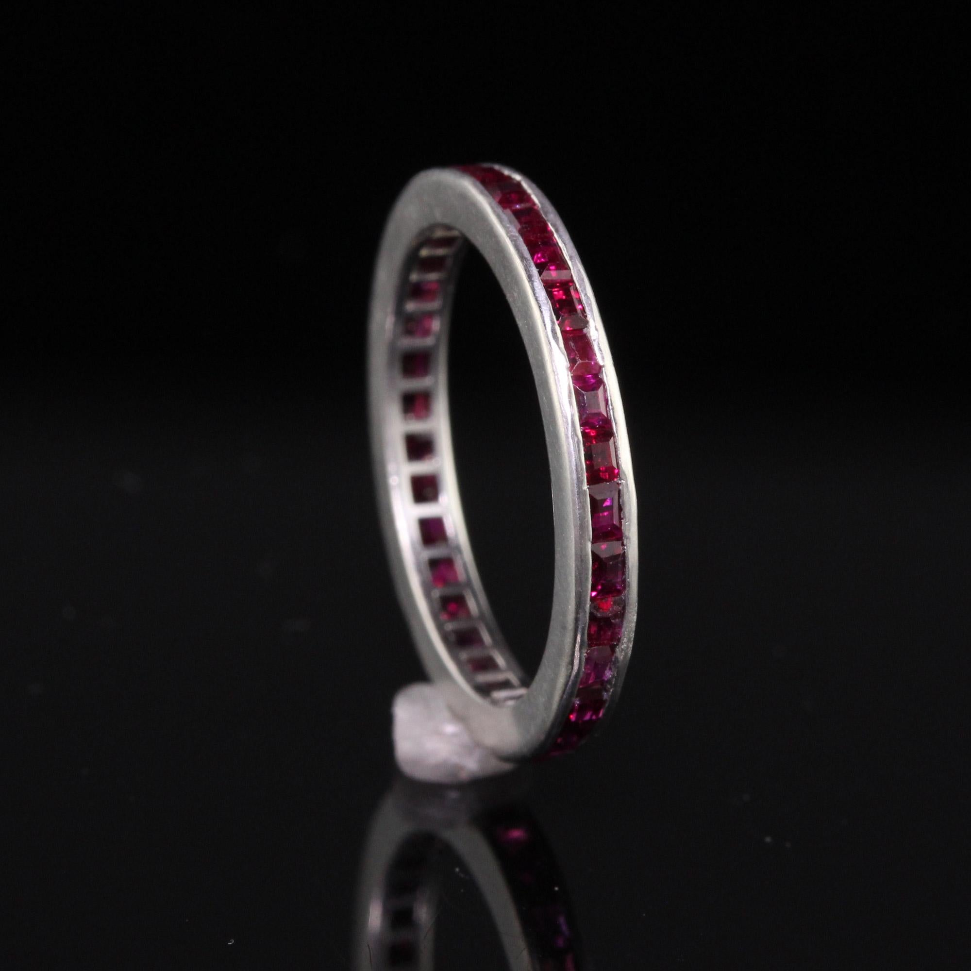 Antiker Art-déco-Eternity-Ring aus Platin mit quadratischem Rubin im Quadratschliff - Größe 4 im Zustand „Gut“ im Angebot in Great Neck, NY