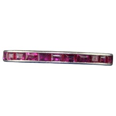 Antiker Art-déco-Eternity-Ring aus Platin mit quadratischem Rubin im Quadratschliff - Größe 6